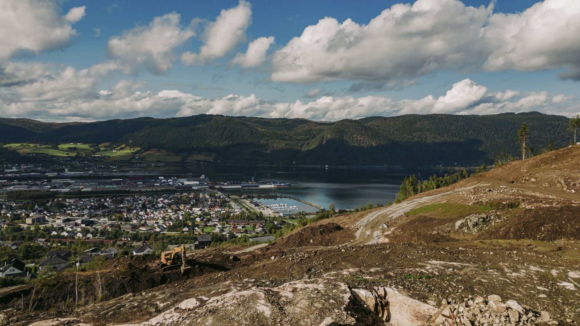 Flott utsikt mot fjorden fra tomten.. Bilde nummer 1 av 3