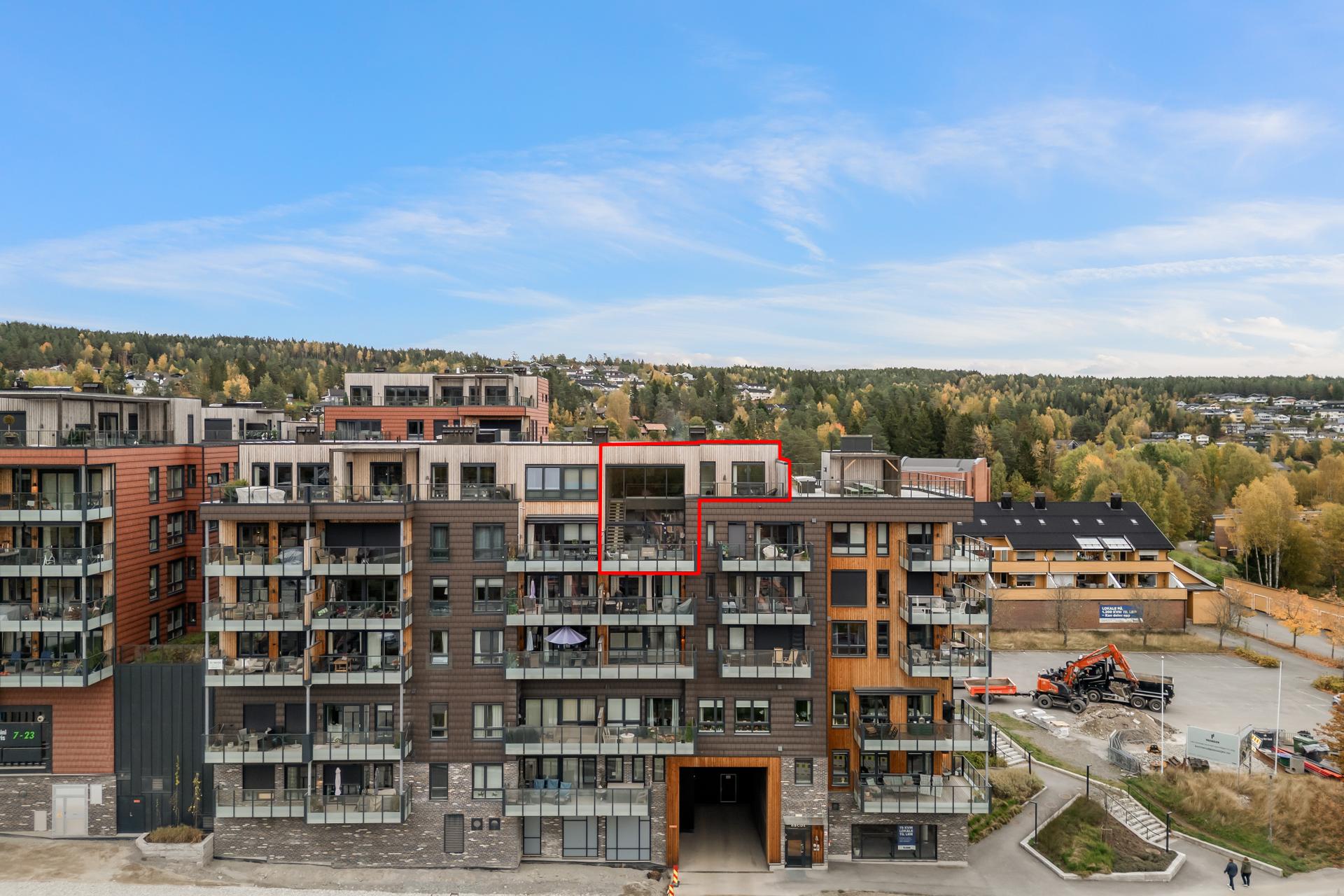 Leiligheten utmerker seg med et toetasjes glassparti, innvendig takhøyde på opptil 5.75 m. og private, vestvendte uteplasser. Bilde nummer 2 av 3
