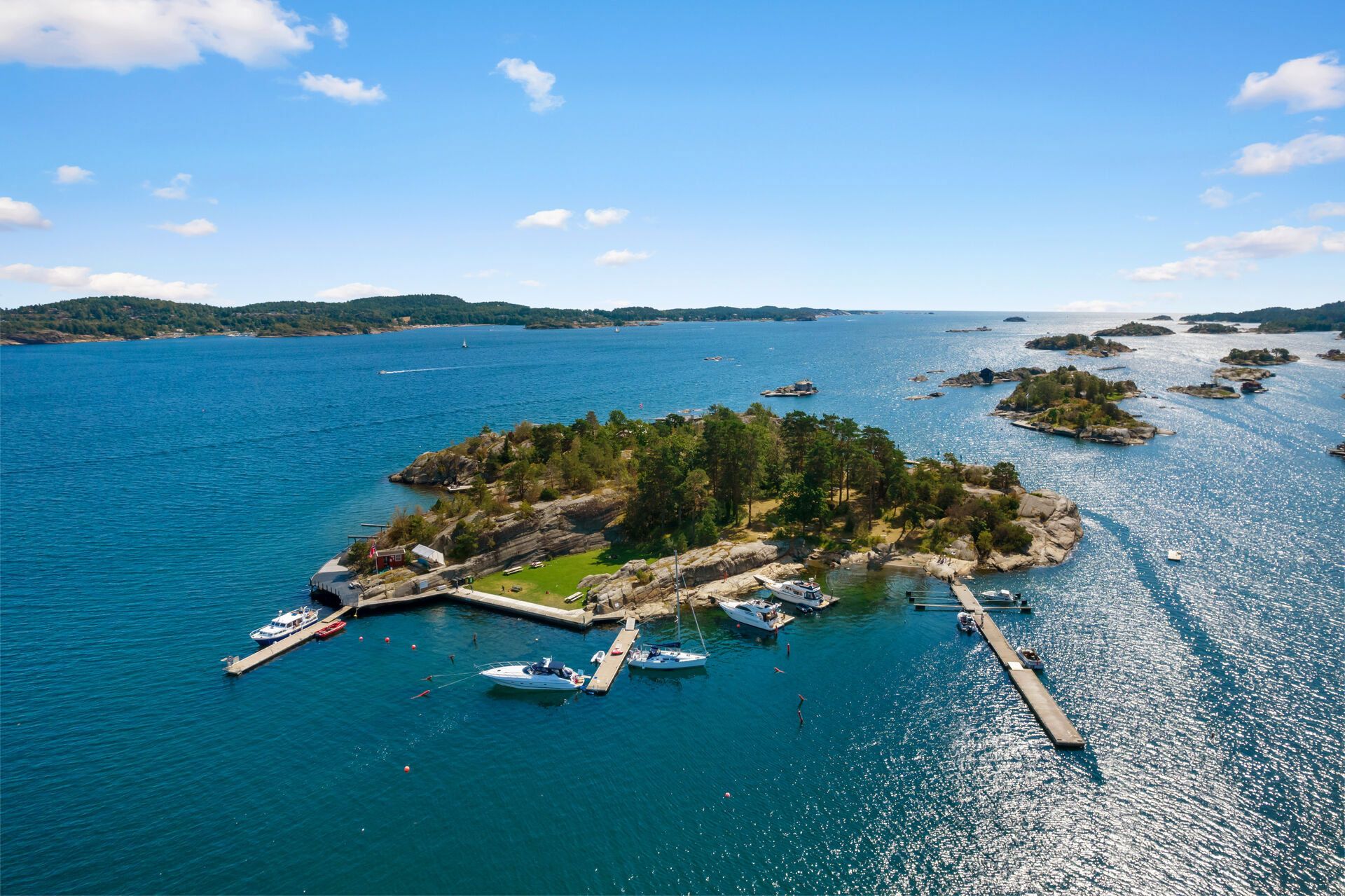 Seilerholmen oven i fra utenfor Sandefjord med brygger og båter