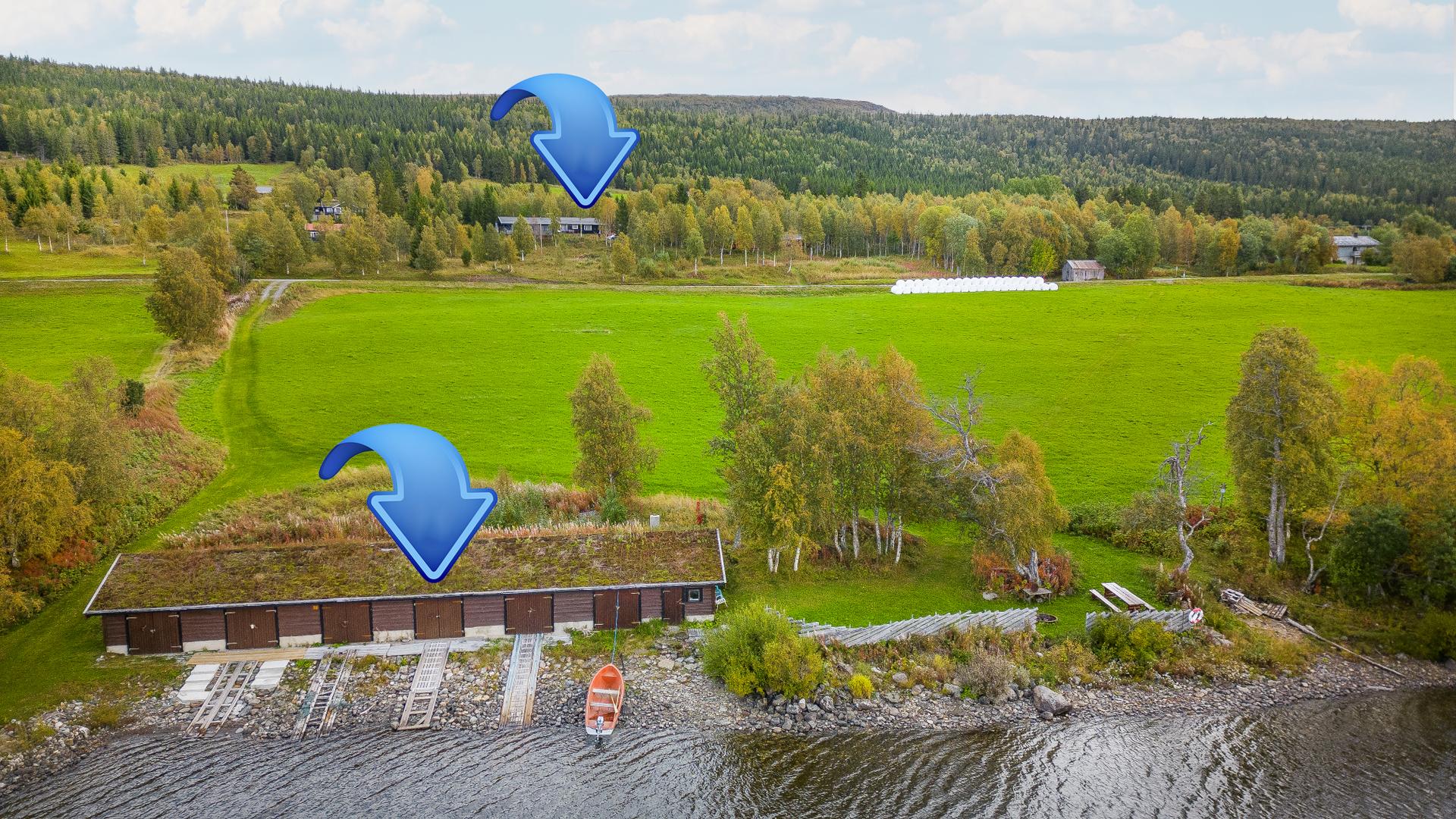 Med hytta følger eget naust nede ved Skjeldbreivatnet . Bilde nummer 2 av 3