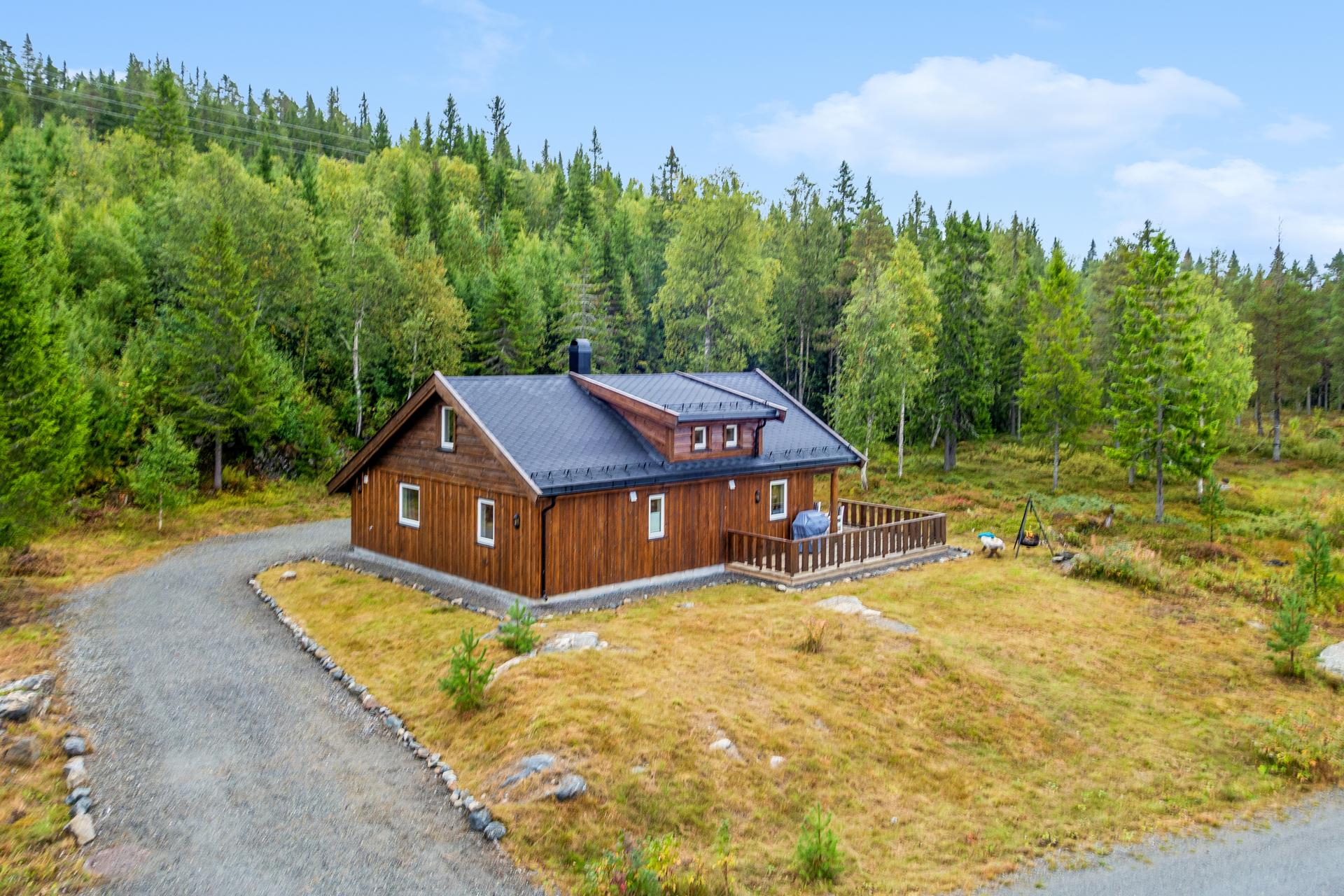 Eiendommen ligger i et etablert hyttefelt på Lygna med kort vei til skiløyper og turstier.. Bilde nummer 2 av 3