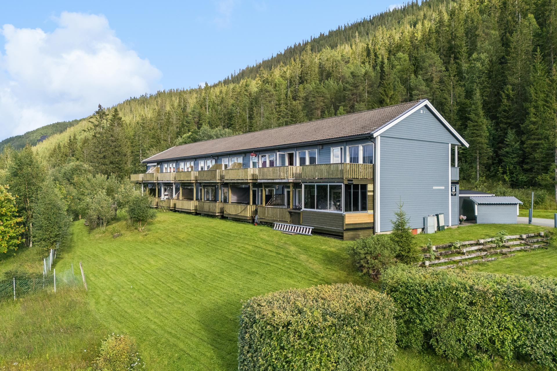 Eiendommen har umiddelbar nærhet til turstier på Mofjellet.. Bilde nummer 3 av 3