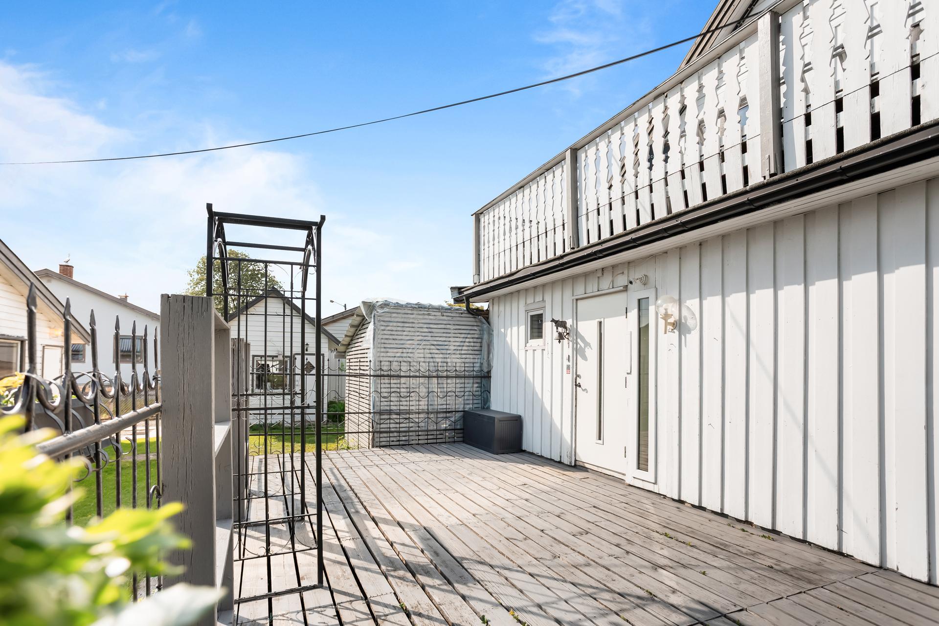 Den sørvendte terrassen på 31 m² er en herlig forlengelse av stuen på varme dager.. Bilde nummer 3 av 3