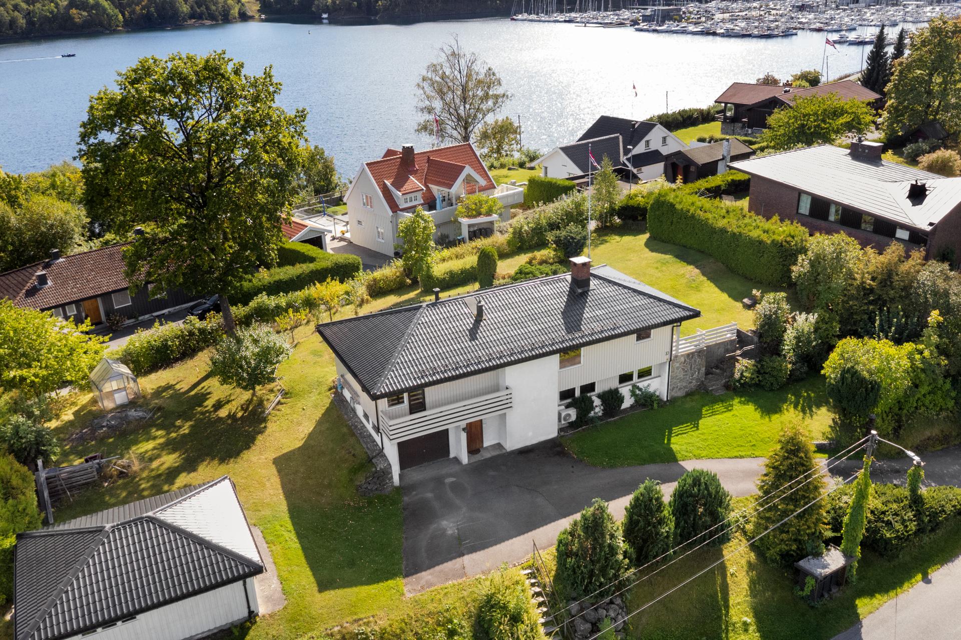 Enebolig over to plan med stor tomt og behov for modernisering.. Bilde nummer 2 av 3