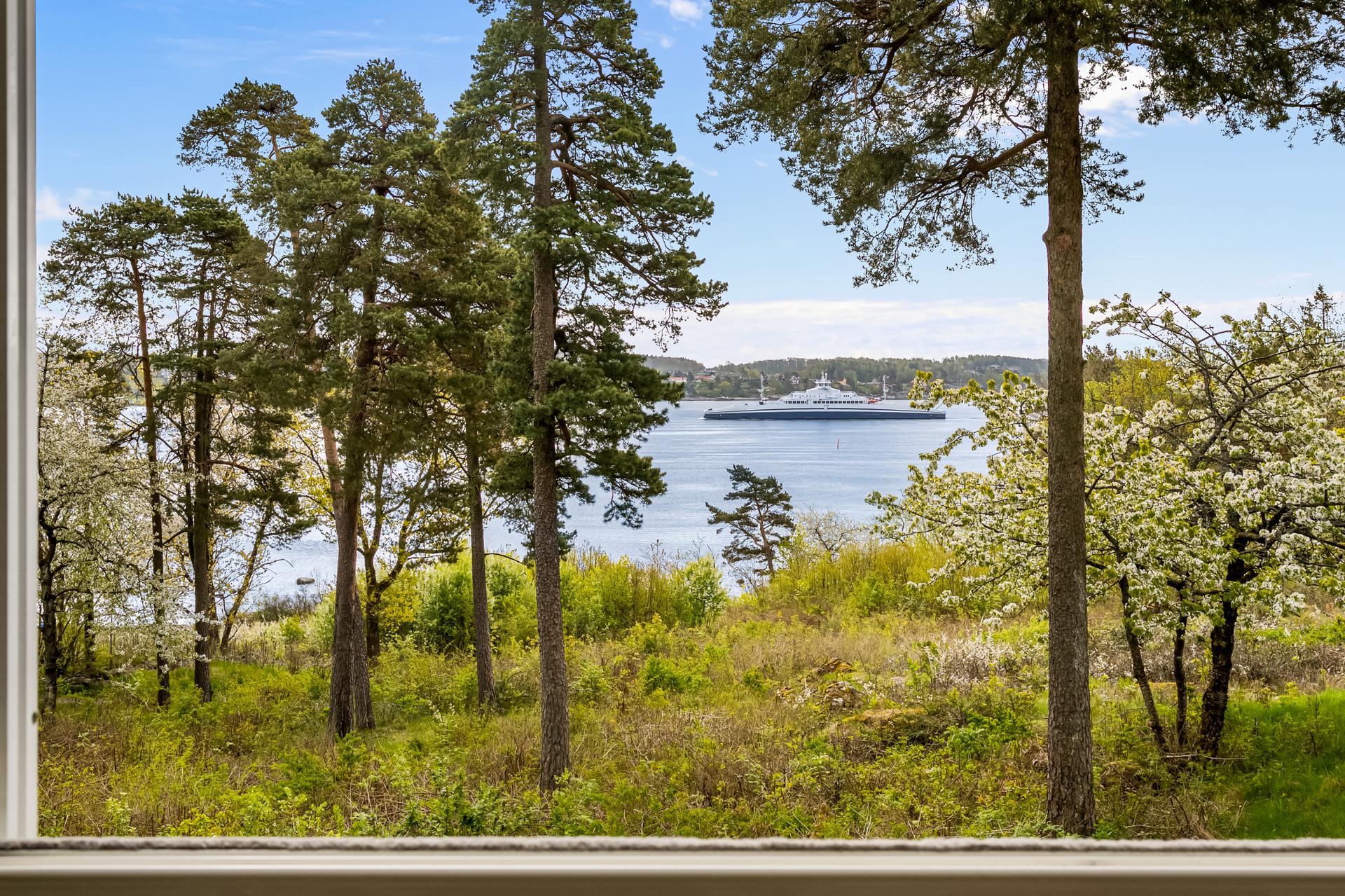 Balkongen på ca. 14 m² har flisheller på gulvet og fungerer som en forlengelse av stuen. Herifra har man fantastisk utsikt!. Bilde nummer 3 av 3