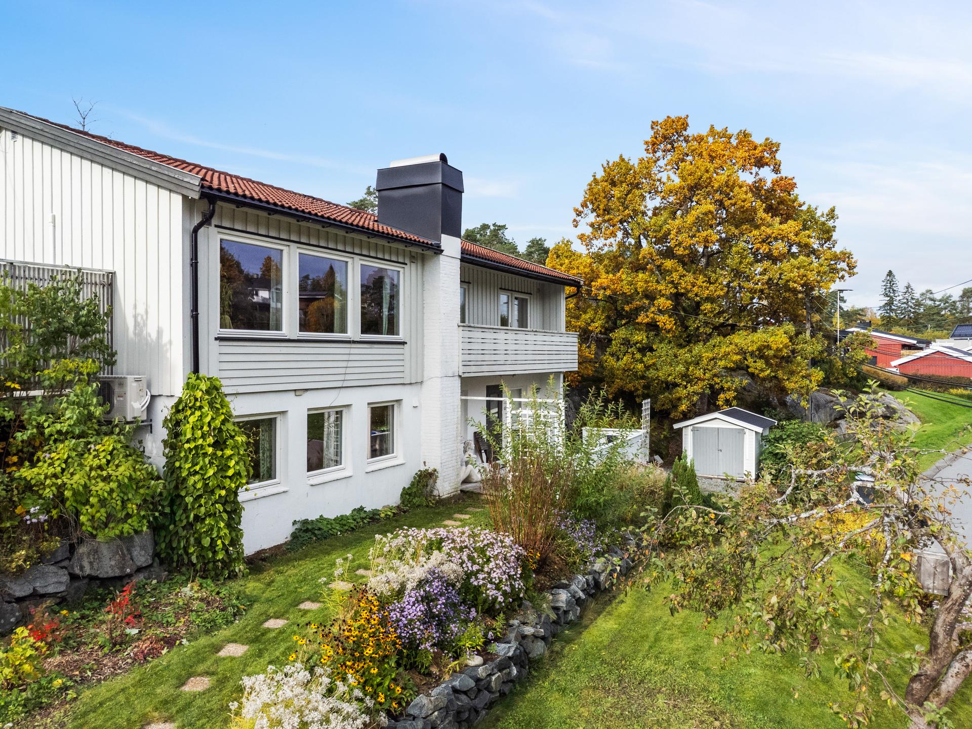 Eiendommen har en attraktiv og barnevennlig beliggenhet på Strømbråten, et etablert og rolig boligområde i Son. Her bor du i trygge omgivelser med lite trafikk . Bilde nummer 2 av 3