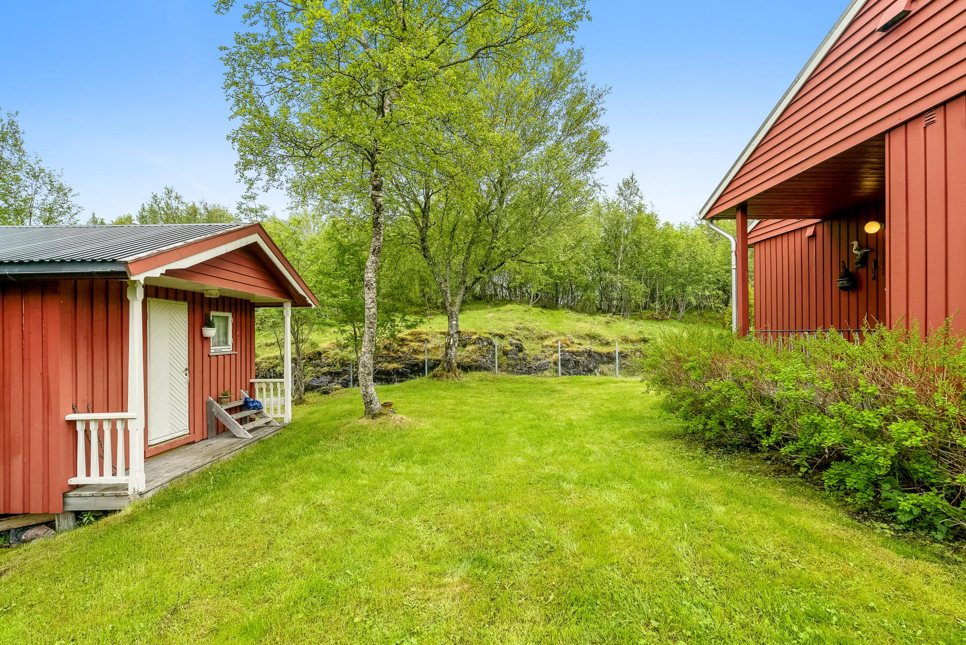 Koselig hage med praktisk uthus for oppbevaring. Bilde nummer 3 av 3