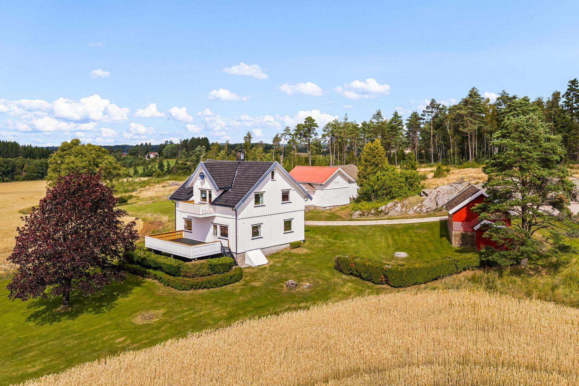 Tomten er på ca. 5,3 mål. Bilde nummer 2 av 3