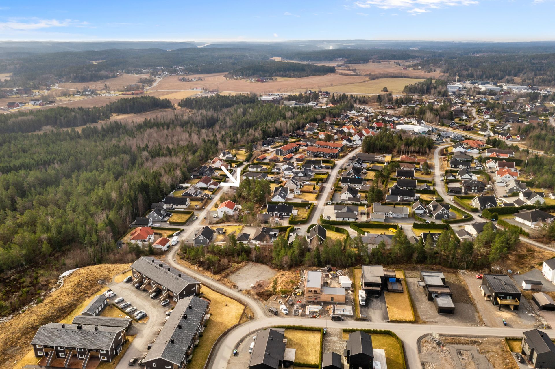 Boligfeltet har en rolig beliggenhet, godt skjermet fra gjennomgangstrafikk.. Bilde nummer 2 av 3