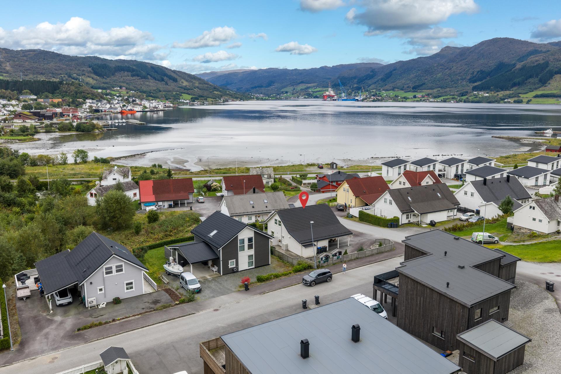 Enebolig med barnevennlig beliggenhet og utsikt mot fjorden i Ølen.. Bilde nummer 2 av 3