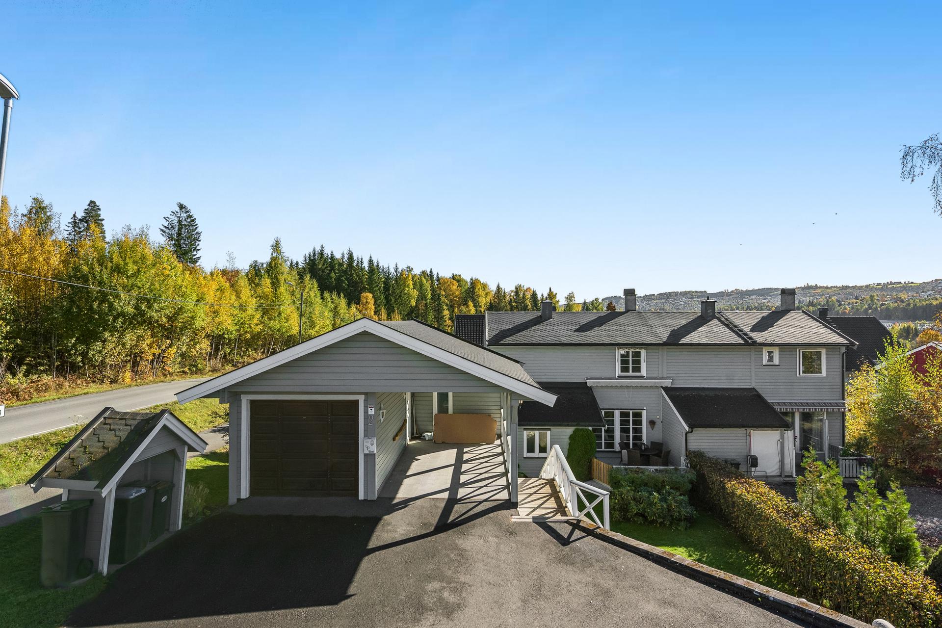 Praktisk med garasje og carport. Tomten er pent opparbeidet. . Bilde nummer 3 av 3