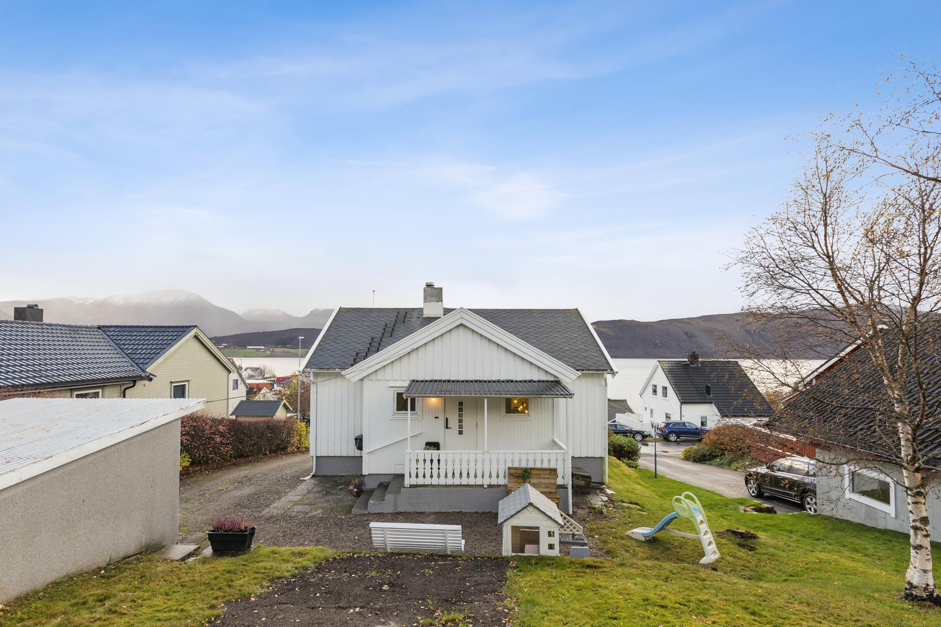 Velkommen til Nyveien 33! Enebolig over to plan med opparbeidet tomt og flott utsikt mot Kvæfjorden  Foto: EFKT. Bilde nummer 1 av 3