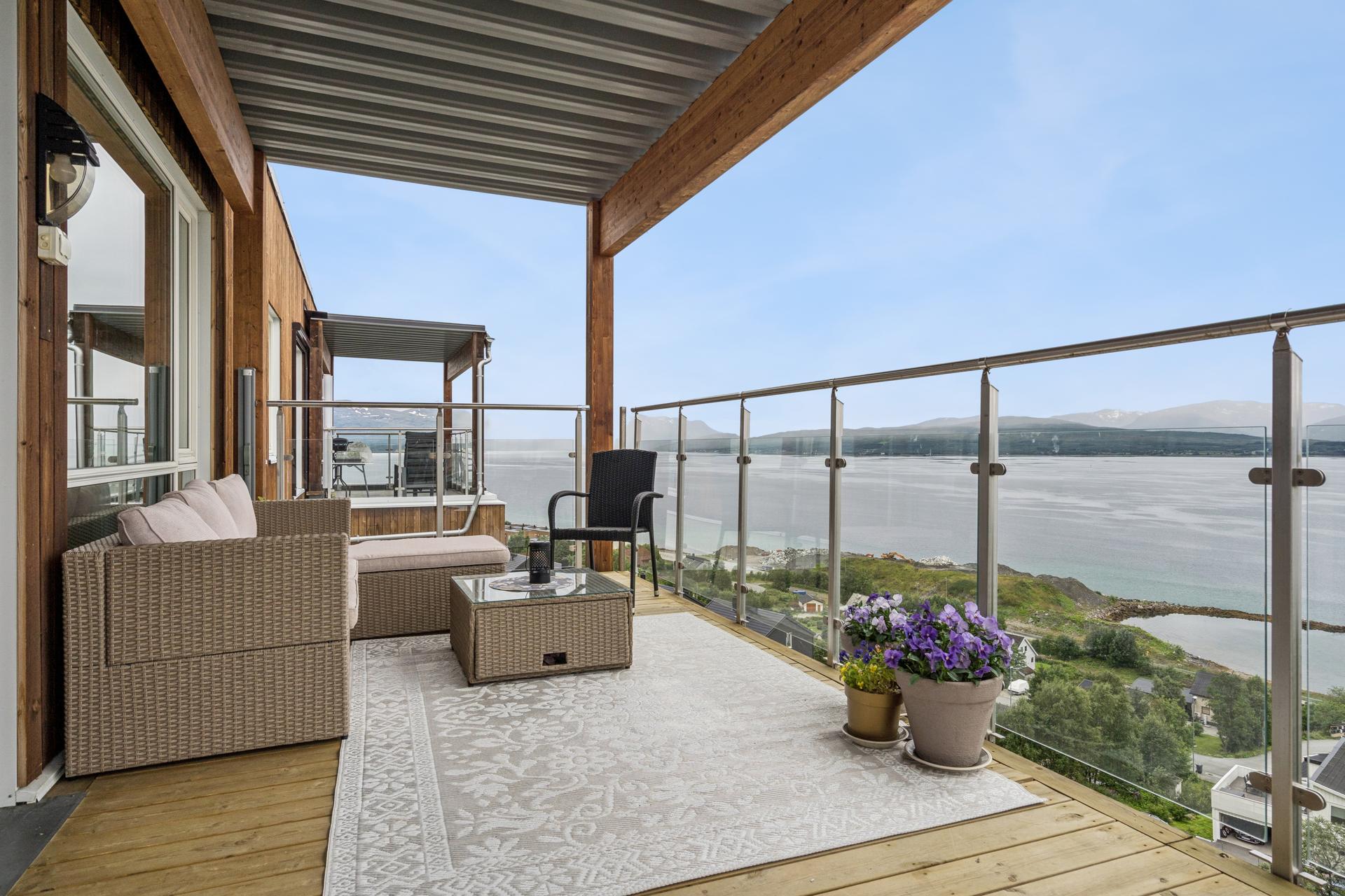 Moderne 3-roms andelsleilighet i 6. etasje med en romslig, takoverbygget terrasse på 17 m².. Bilde nummer 2 av 3