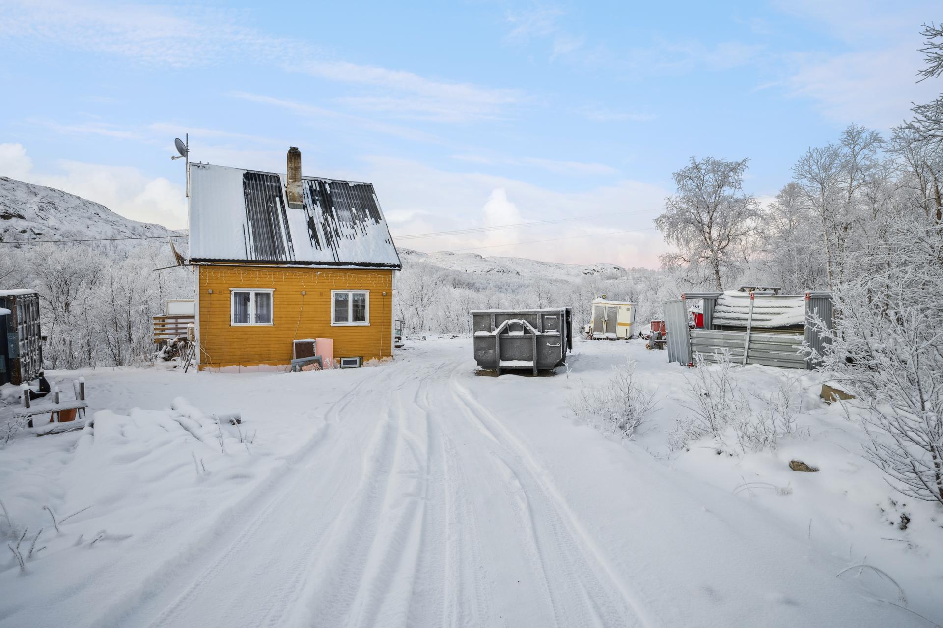 Velkommen til Bugøyfjordveien 2233 - Enebolig med 2 soverom og tomt på ca 3000 m². Bilde nummer 1 av 3