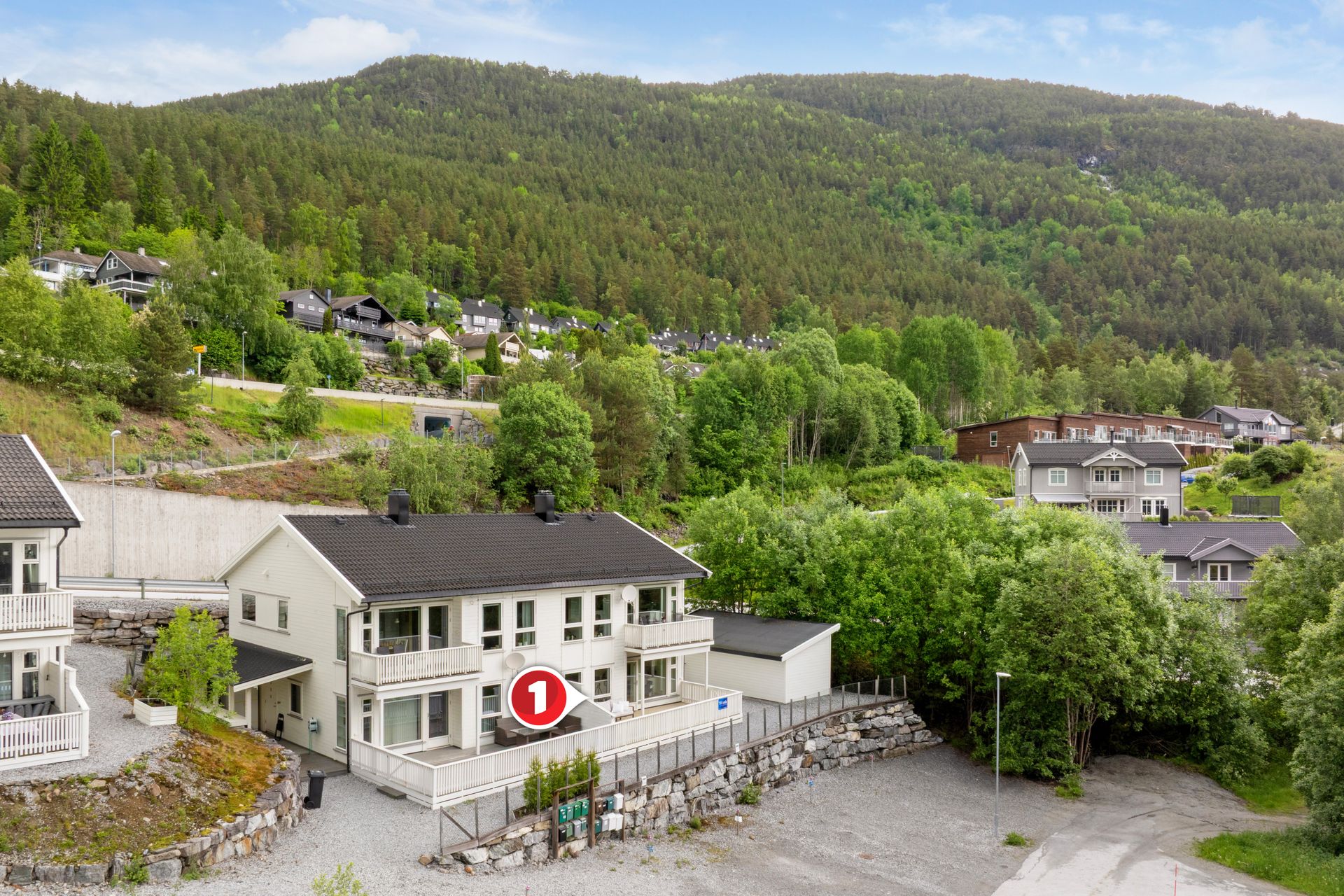 Attraktiv endeplassering med stor solrik uteplass og to medfølgande parkeringsplassar i front.. Bilde nummer 3 av 3