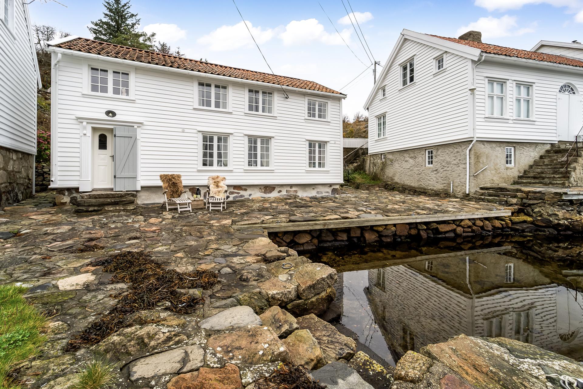 Nydelig hus på bryggekanten i Loshavn. Bilde nummer 1 av 3