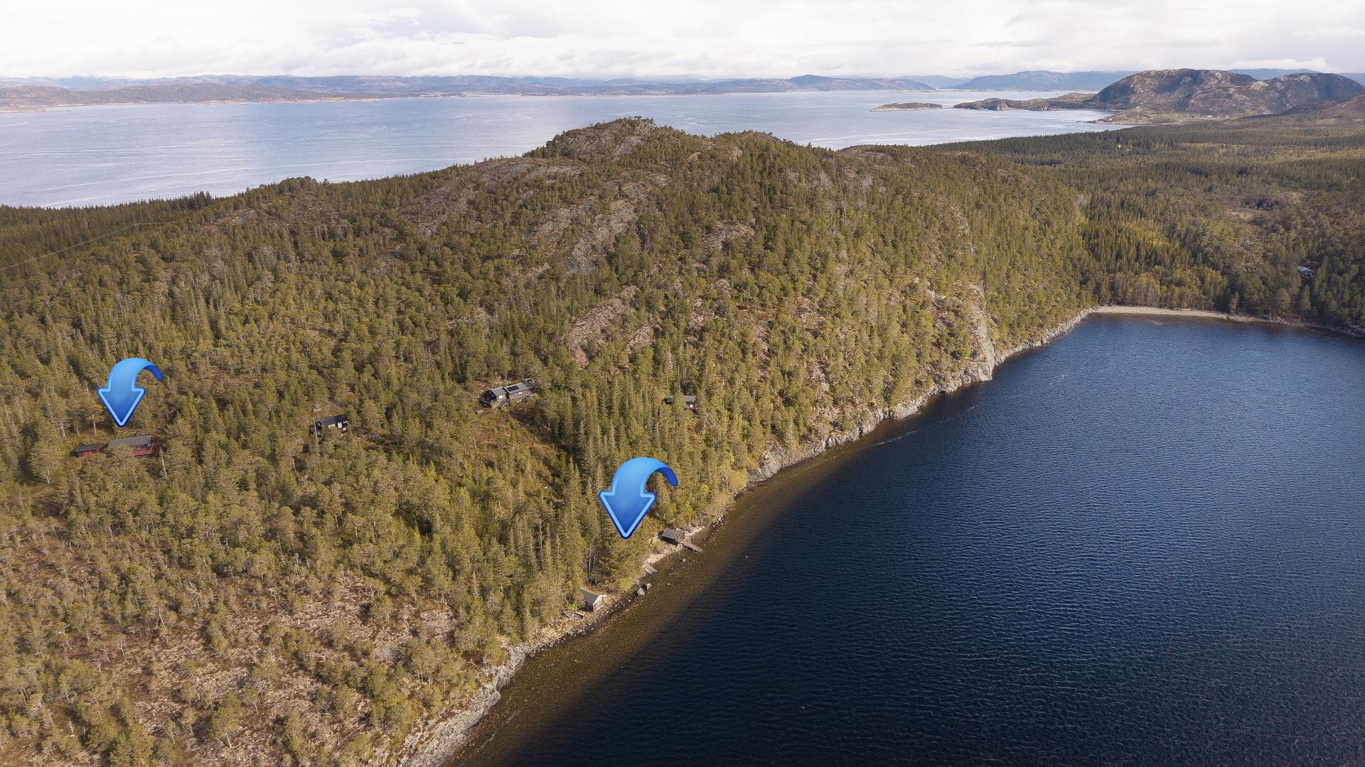 Hytta ligger om lag 150 meter fra vannkanten. Eget Naust tilhørende eiendommen . Bilde nummer 3 av 3