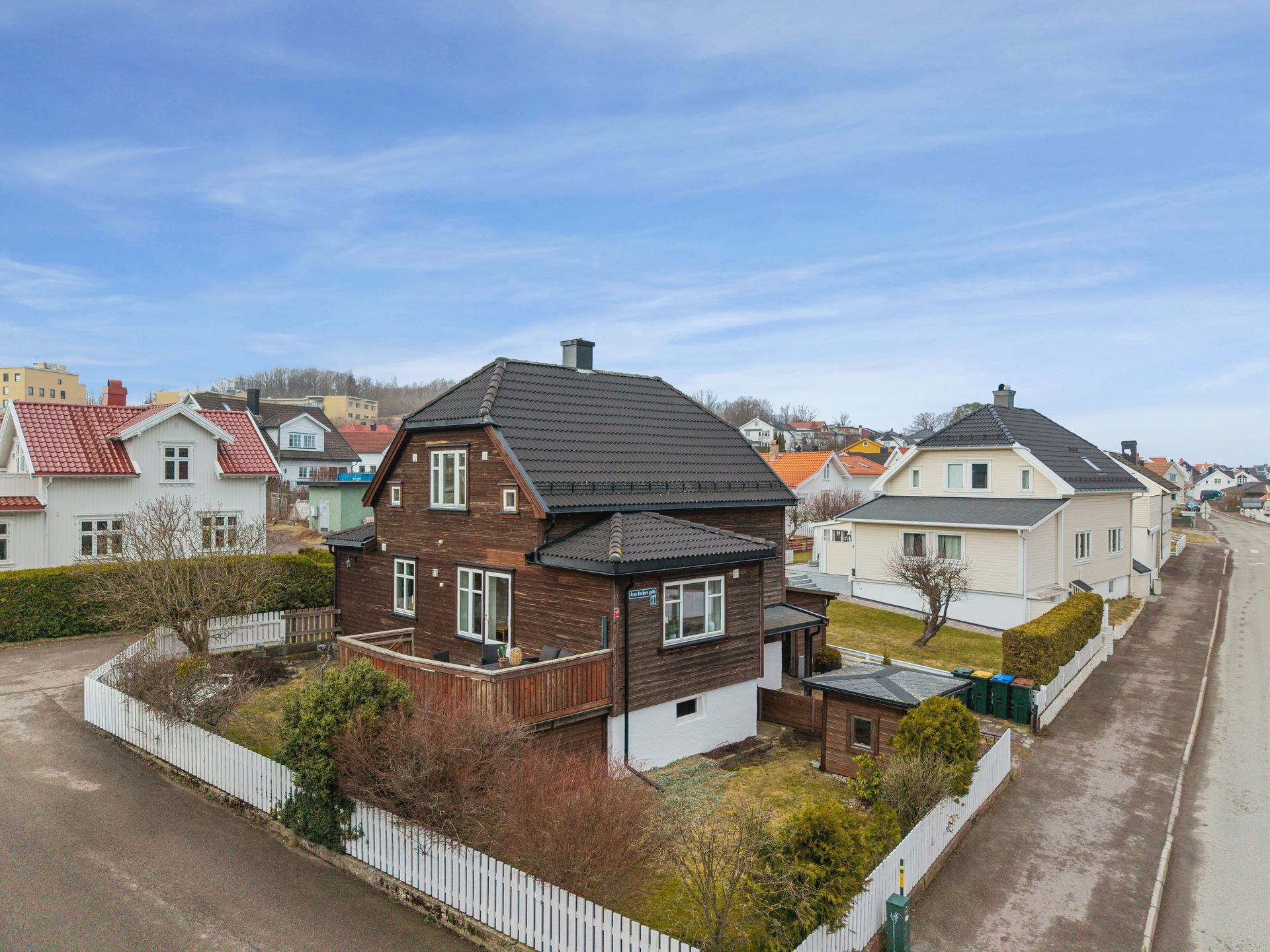 Fasaden sett fra Arne Beckers gate. Innkjørsel med parkering på egen grunn.. Bilde nummer 1 av 3