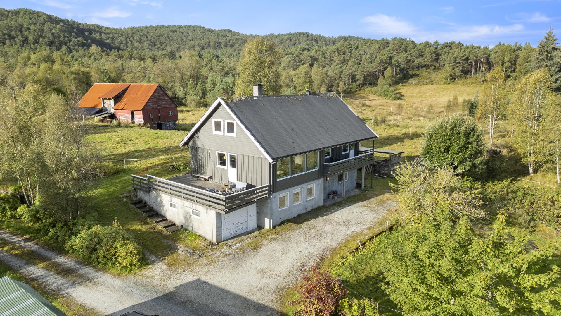 Velkommen til Vågsvegen 286 v/EiendomsMegler1 - foto levert av Photoevent. Bilde nummer 1 av 3