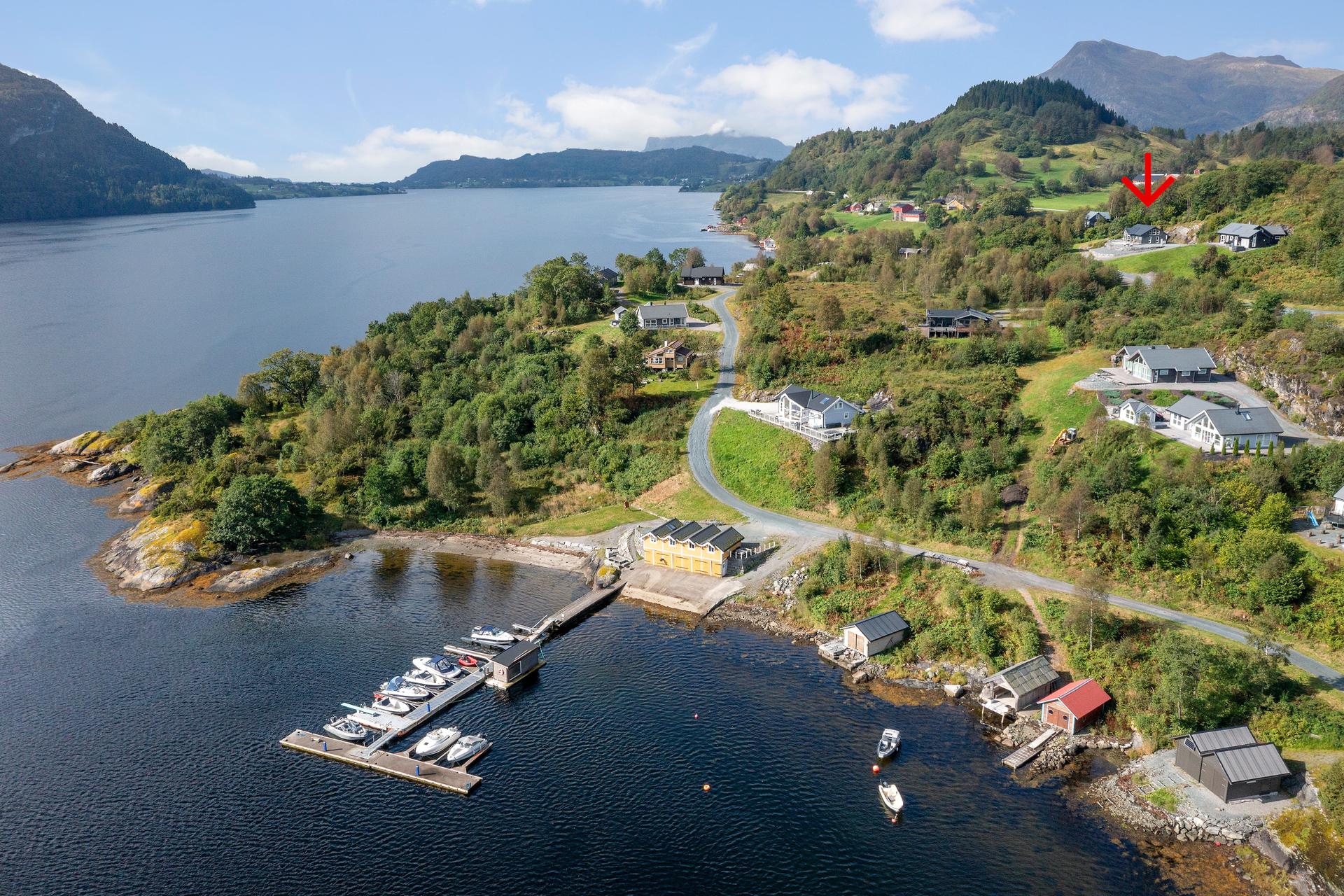 Her har du umiddelbar nærleik til både fjord og fjell! . Bilde nummer 2 av 3
