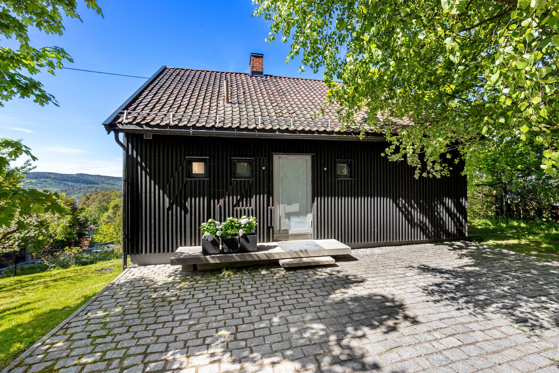 Inngangsparti og steinbelagt gårdsplass.. Bilde nummer 3 av 3