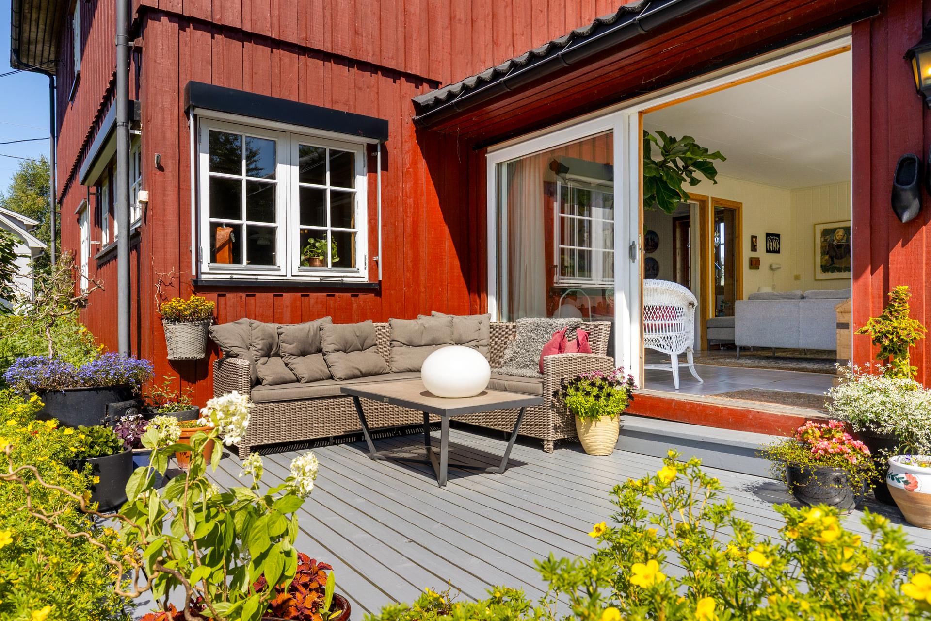 Fra stuen er det utgang til en stor terrasse på 48 m², oppført i 1992.. Bilde nummer 3 av 3