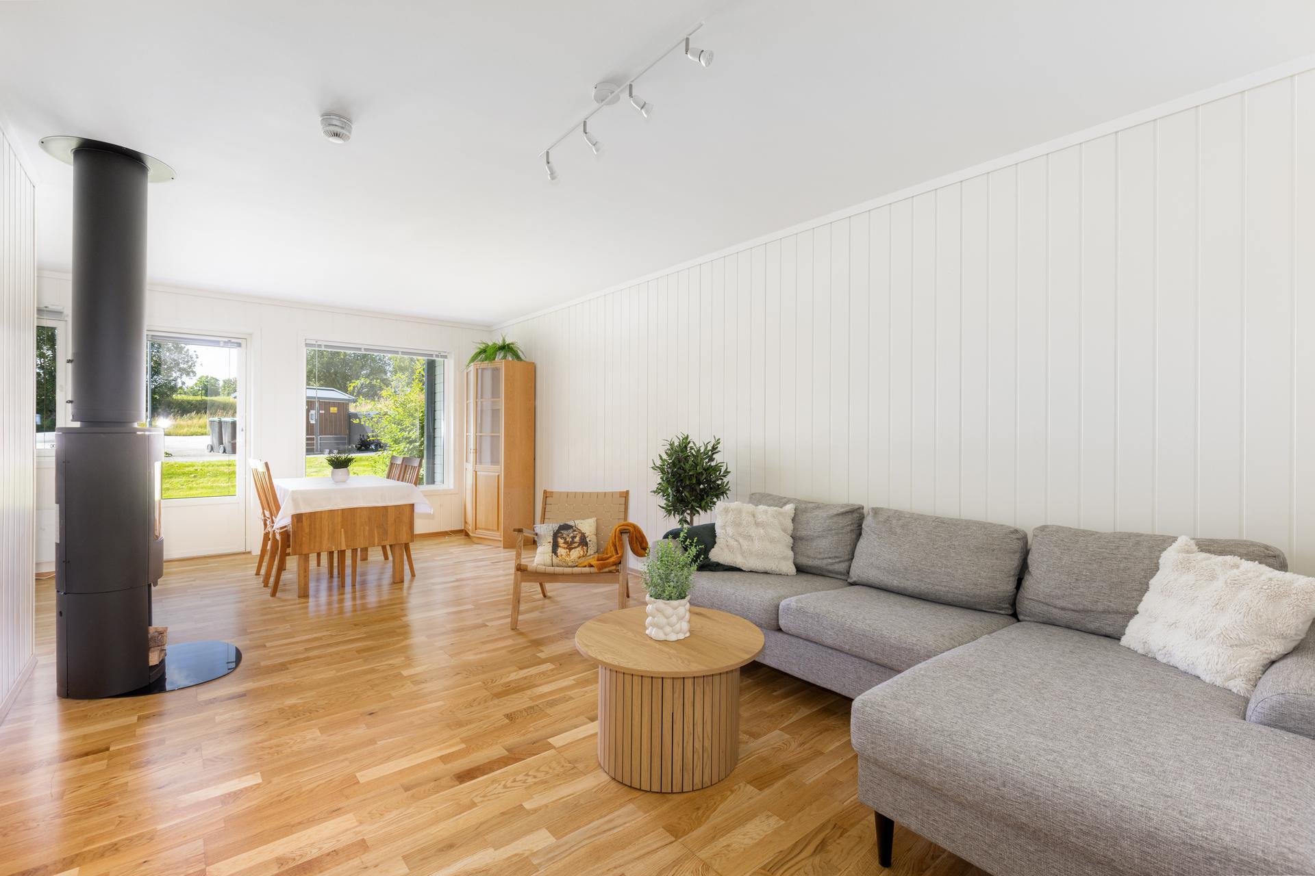 EiendomsMegler1 ved Halvor Østerlie presenterer Gymnasbakken 41B!  
Romslig stue med god plass til både sofagruppe og spisebord. I stuen er det montert peisovn for lun varme på kaldere dager. Gode vindusflater slipper rikelig med naturlig lys inn. . Bilde nummer 1 av 3