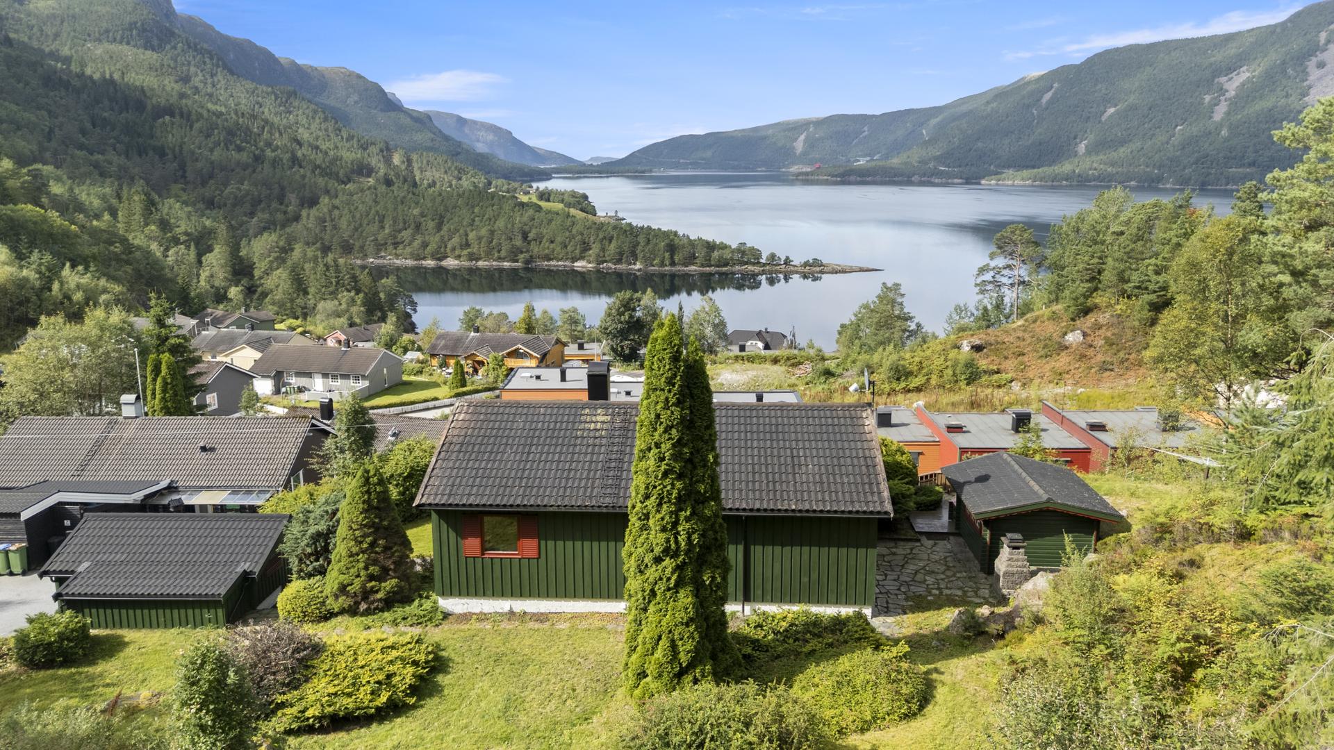 Eigedom med flott utsikt over fjord og fjell.. Bilde nummer 2 av 3
