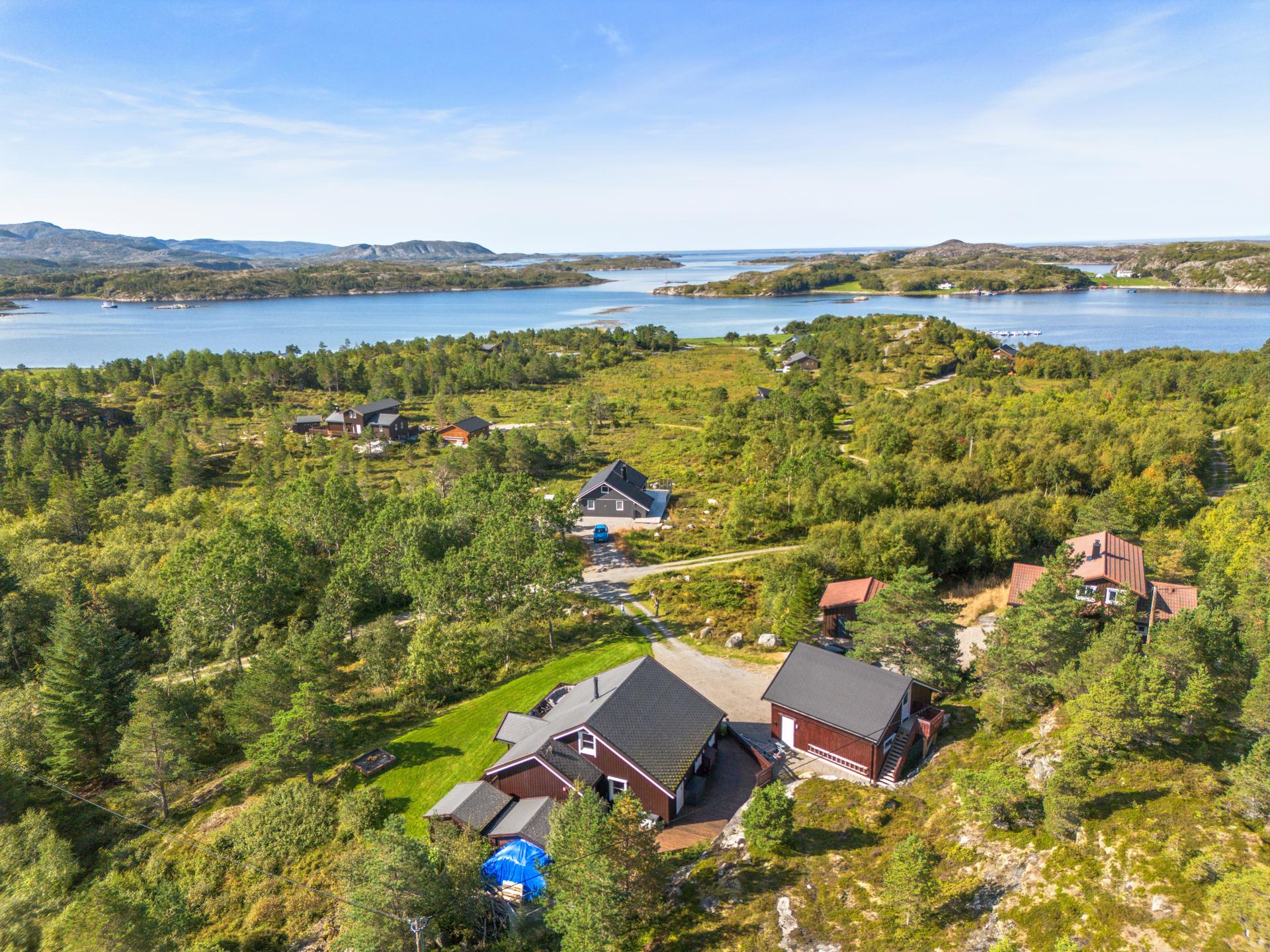 Fritidsbolig fra 2012 med god standard og romslig dobbelgarasje oppført i 2024. . Bilde nummer 2 av 3