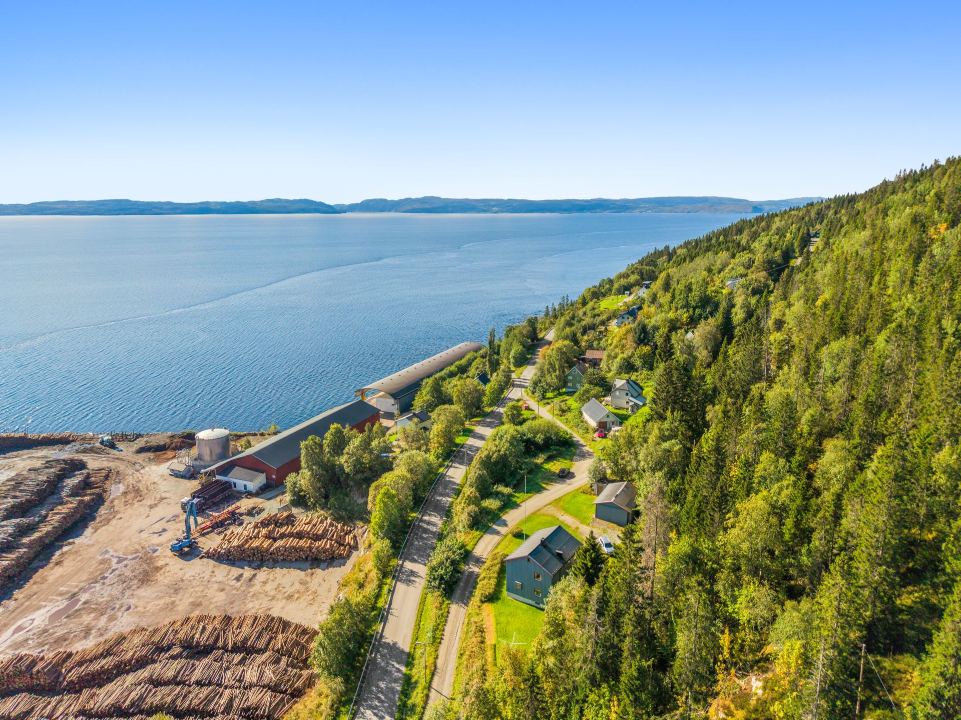 Kort avstand til småbåthavn, dagligvarebutikk, skole, barnehage og idrettsanlegg. Bilde nummer 2 av 3