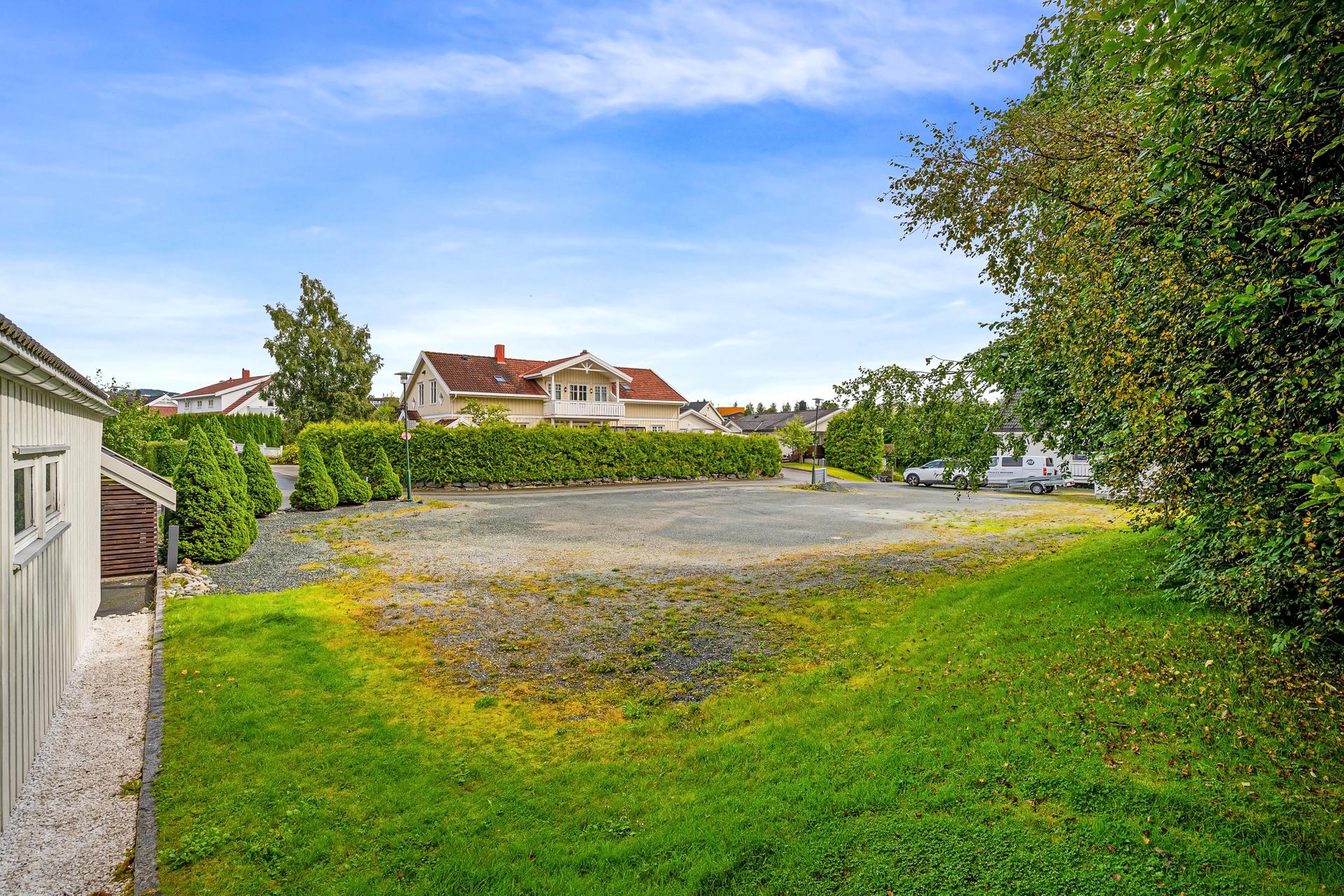 Tomten ligger i en familievennlig område på Tiller. . Bilde nummer 3 av 3
