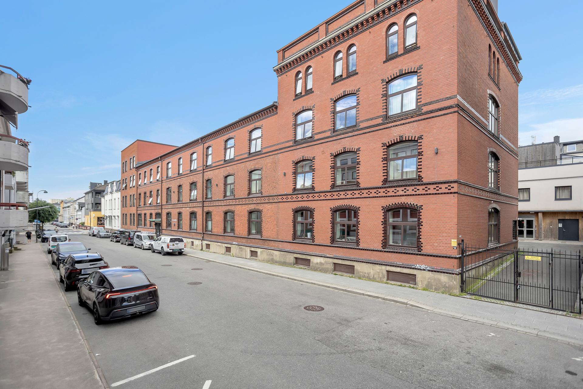 Velkommen til en moderne leilighet i historiske St. Joseph! Med røtter tilbake til slutten av 1800-tallet og en omfattende ombygging til moderne boliger i 2016, kombinerer denne eiendommen historie og moderne komfort på en helt spesiell måte.. Bilde nummer 2 av 3