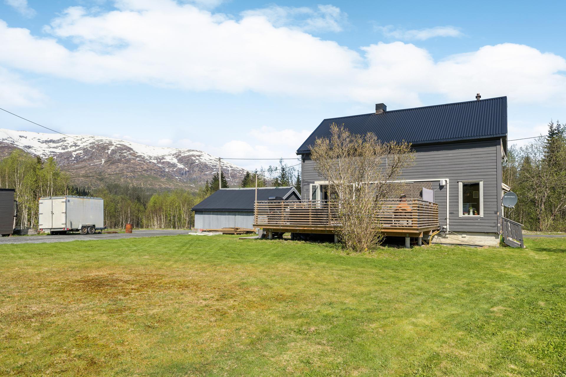 Velkommen til Forsmovegen 328! Eiendommen har en stor tomt med en romslig terrasse fra 2024. Foto: EFKT . Bilde nummer 1 av 3