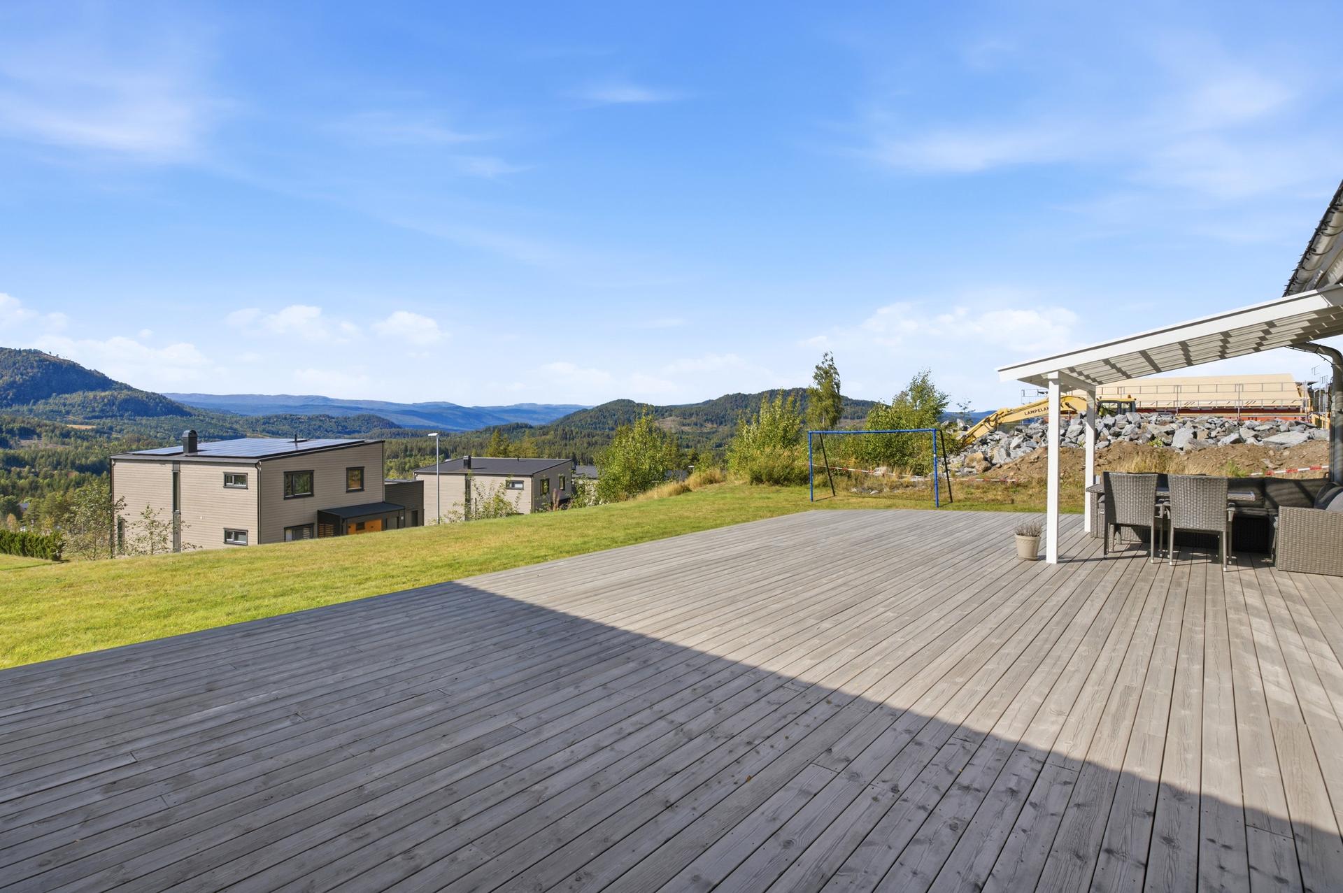 Stor og delvis overbygget terrasse på ca. 104 m² med en fantastisk utsikt og gode solforhold.. Bilde nummer 2 av 3