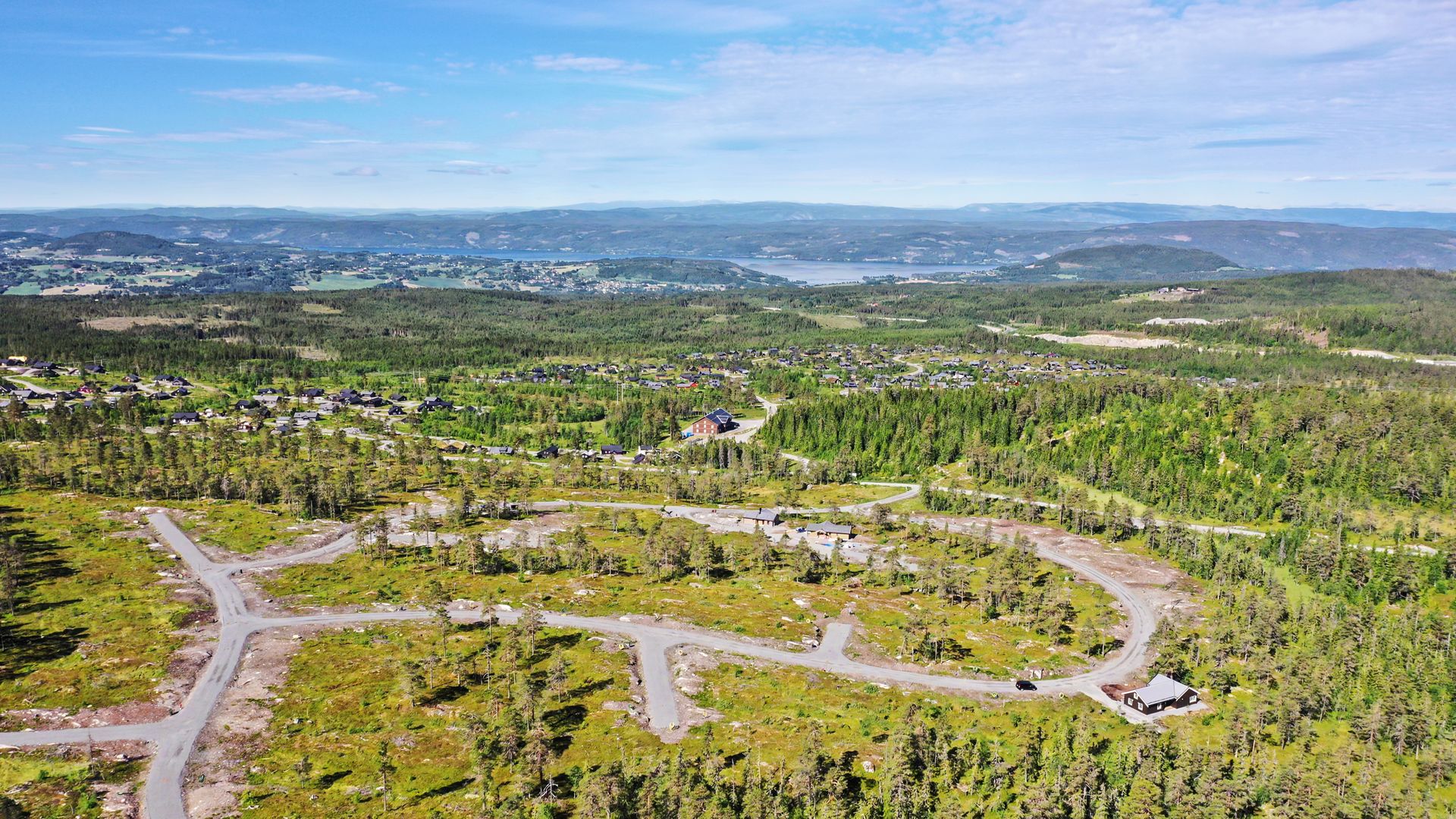 EiendomsMegler 1 Hadeland v/Sindre Backe har gleden av å presentere 61 hyttetomter på vegne av Brandbu og Tingelstad Almenning! Foto: Kjell Vidar Martinsen. Bilde nummer 1 av 3