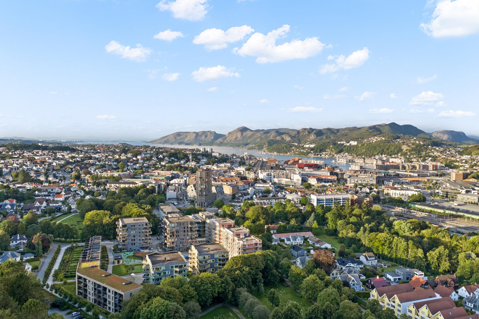 Fra nærområdet er det kort vei til Sandnes sentrum, med butikker, kaféliv og kulturtilbud.. Bilde nummer 3 av 3