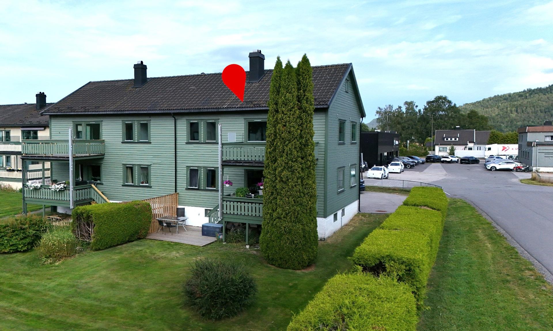  Sentralt beliggende på Vallermyrene med gangavstand til Porsgrunn sentrum, togstasjon og USN. Dagligvareforretning ( Rema 1000 ) ligger rett bort i gata. . Bilde nummer 3 av 3