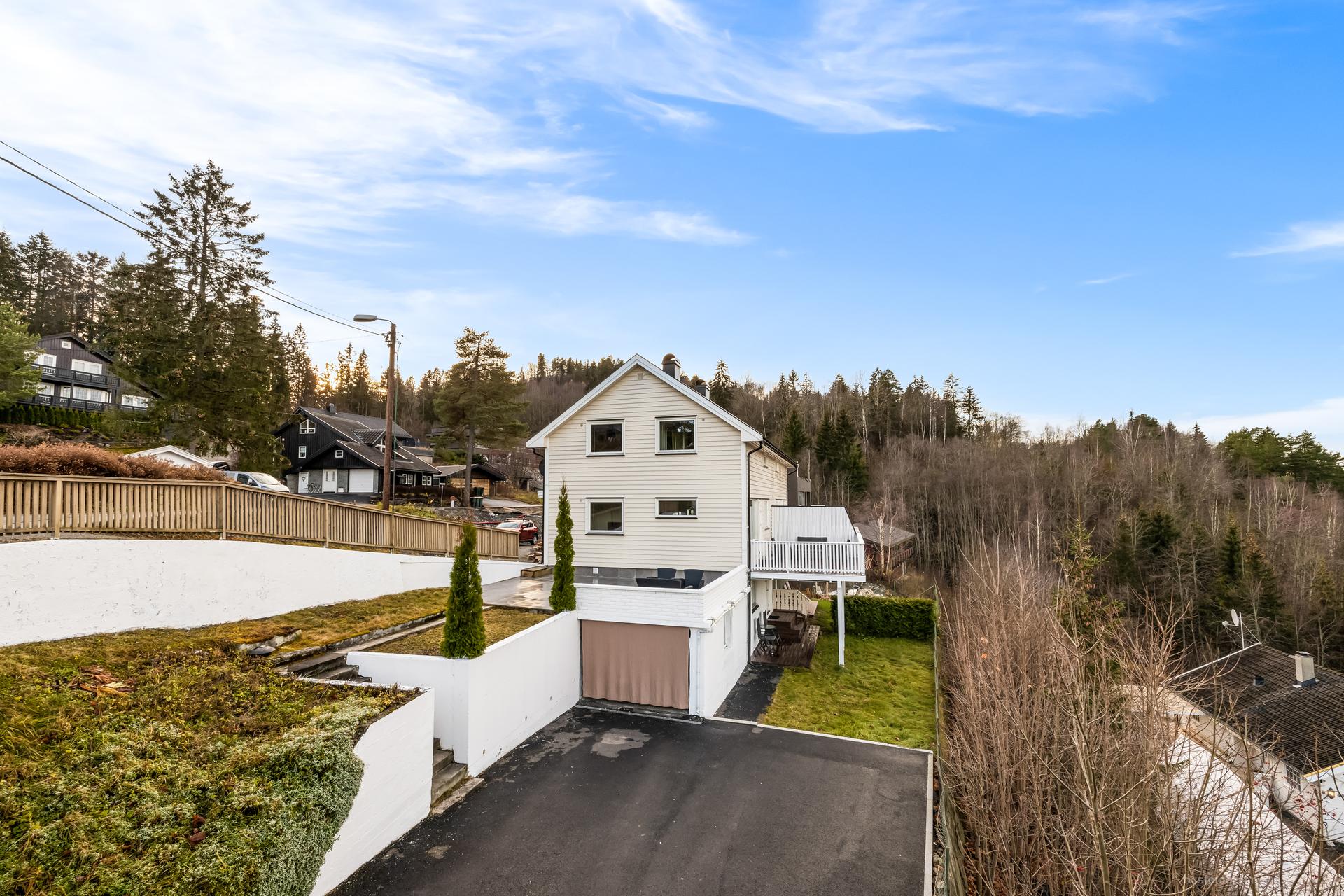 Boligen har en garasje i underetasjen samt god plass til parkering på gårdsplass. 16 A sikring til garasjen. Bilde nummer 2 av 3