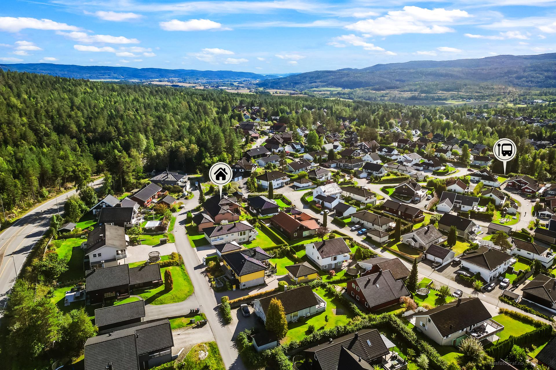 Eiendommen har umiddelbar nærhet til marka og kort vei til bussholdeplass.. Bilde nummer 3 av 3