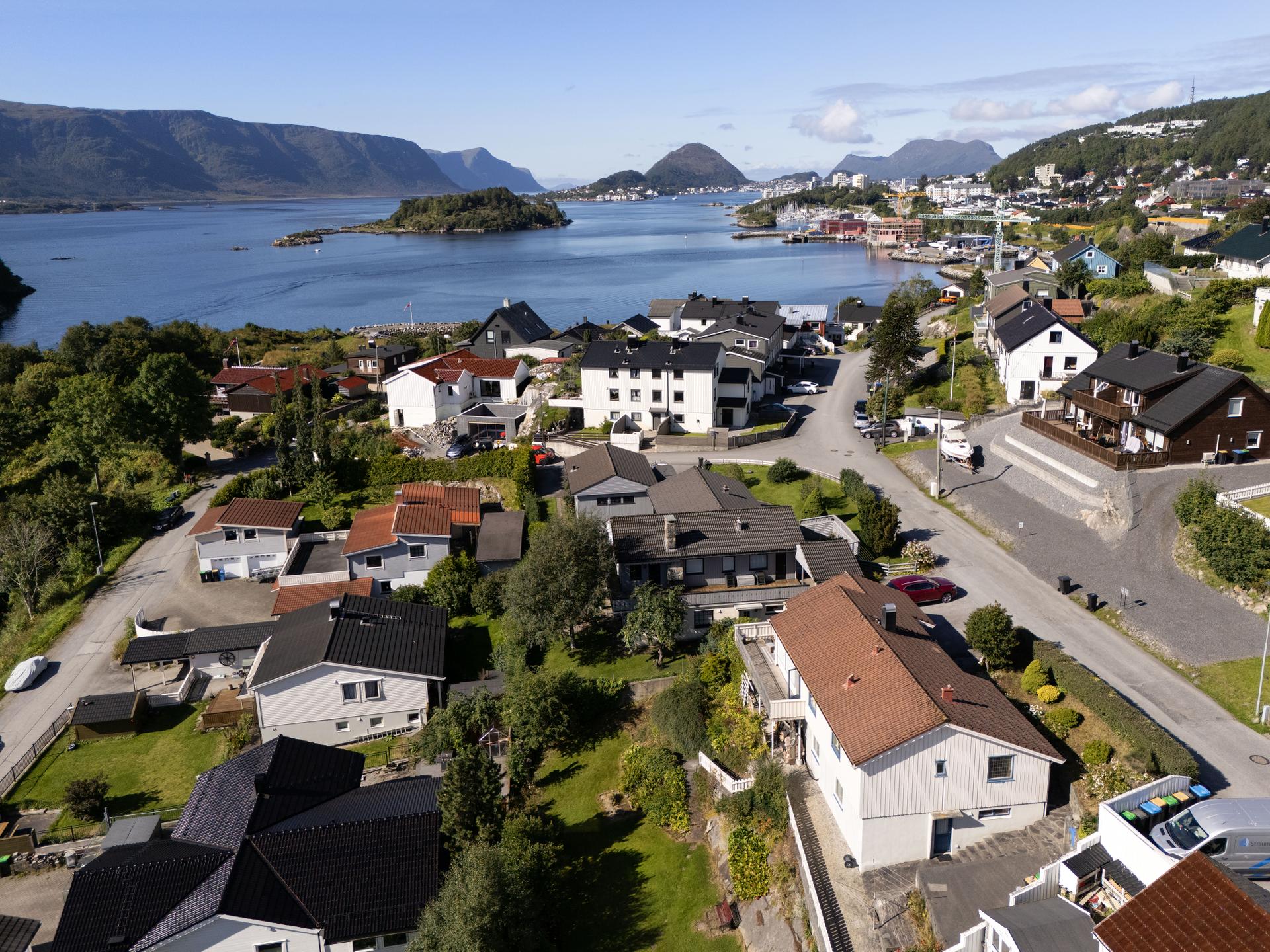 Boligen ligger fint til, har en sydvendt orientering og gode solforhold og nært sjøen. . Bilde nummer 2 av 3