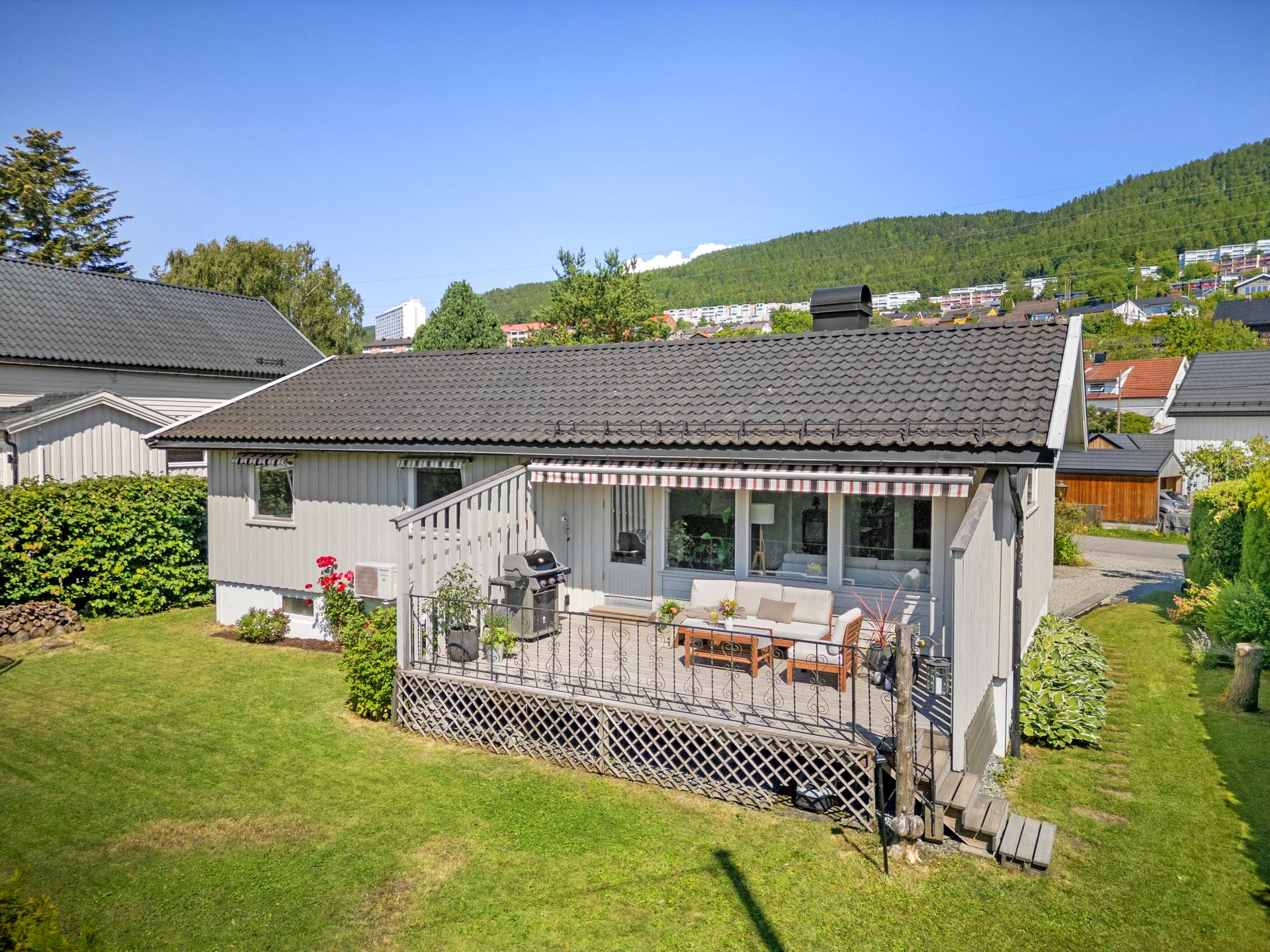 En pent opparbeidet tomt omkranser boligen.. Bilde nummer 3 av 3