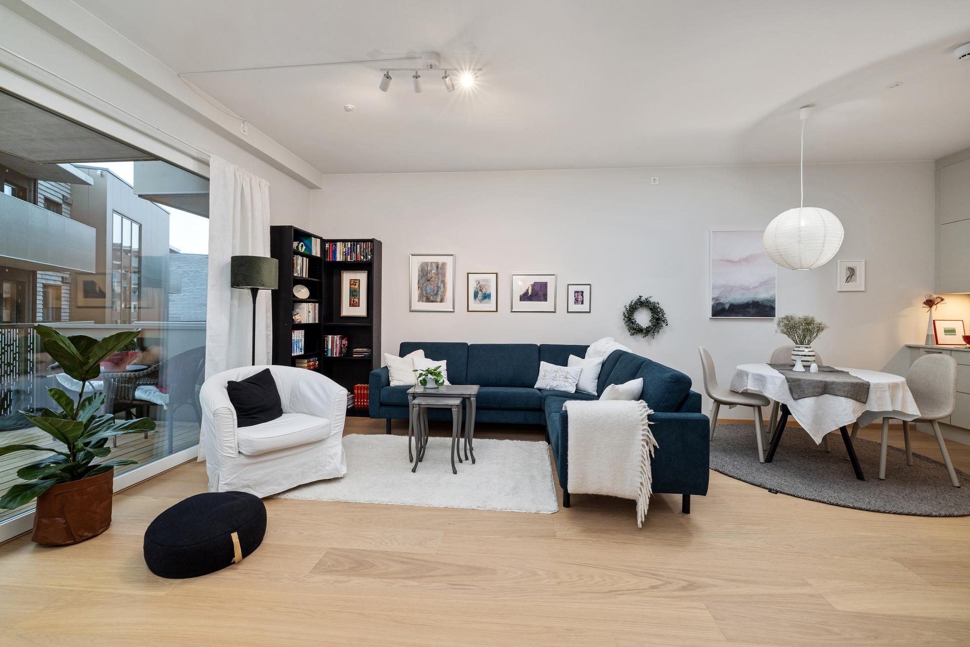 Store skyvedører i tre med 3-lags glass åpner opp mot terrassen og slipper inn rikelig med lys. . Bilde nummer 3 av 3