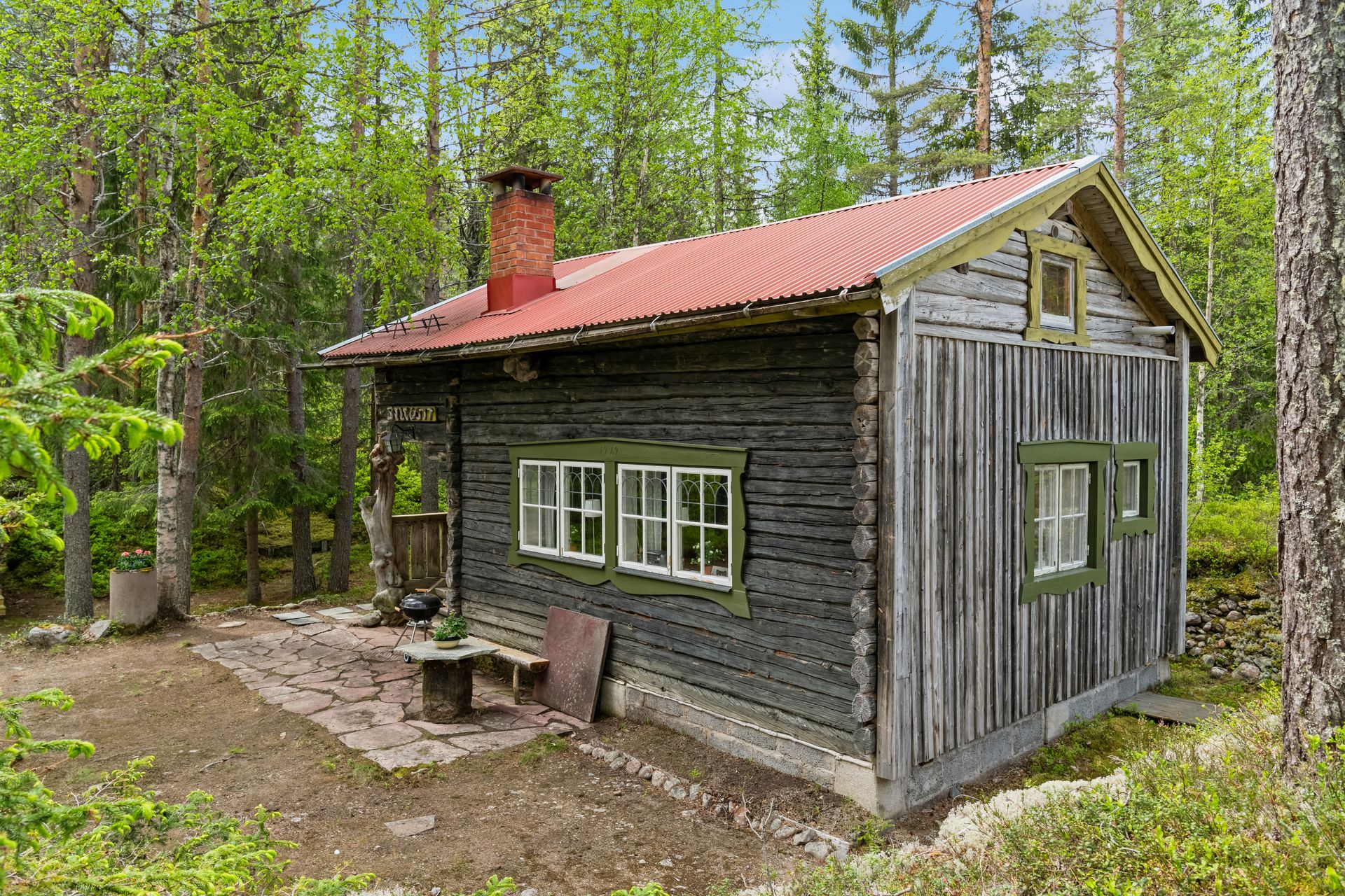 Hytta byr på autentisk laft og tradisjonelle detaljer, perfekt for deg som søker ekte hyttestemning.. Bilde nummer 2 av 3