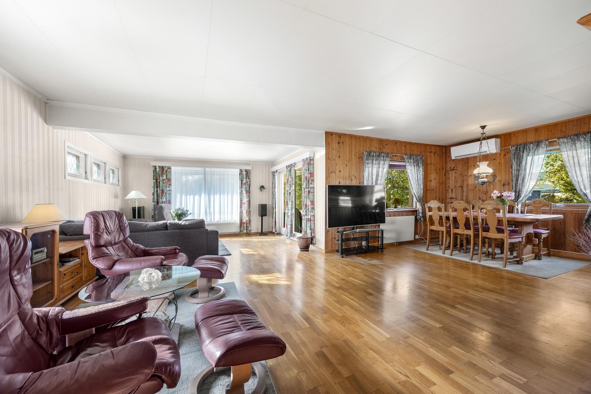 Innholdsrik enebolig over to plan + kjeller, med stor tomt og trivelig terrasse i et veletablert nabolag.. Bilde nummer 2 av 3