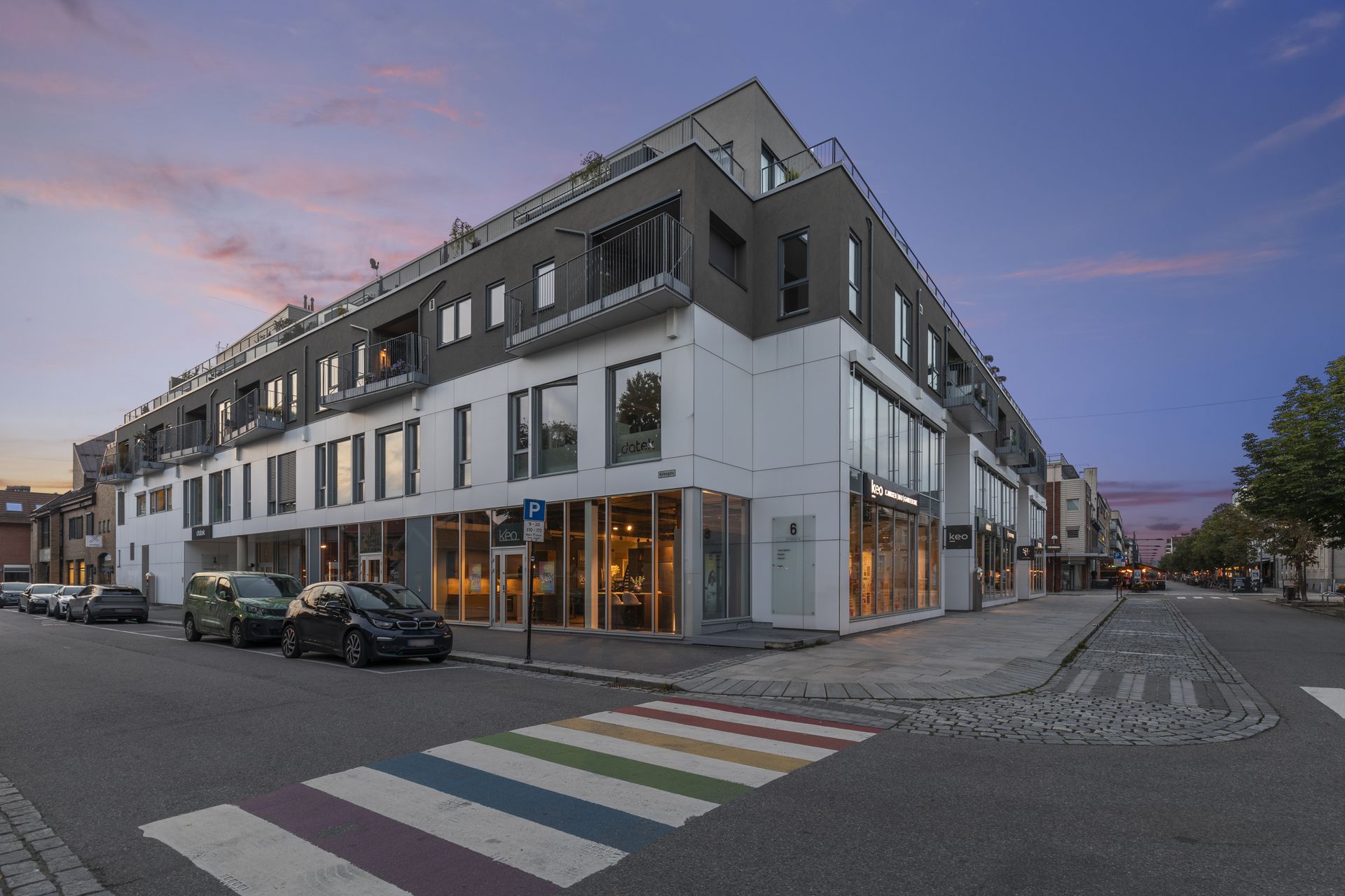 Adressen har en svært sentral beliggenhet i Lillestrøm sentrum med kort gange til togstasjonen (ca 150 meter). Boligen passer perfekt som pendlerleilighet, førstegangskjøp eller for utleie!. Bilde nummer 3 av 3