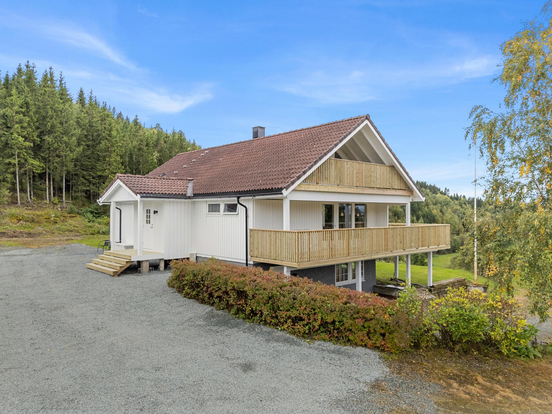 Enebolig m/terrasse og balkong | Stor eiet tomt | Frittstående garasje m/loft | Loftstue og ildsted. Bilde nummer 2 av 3