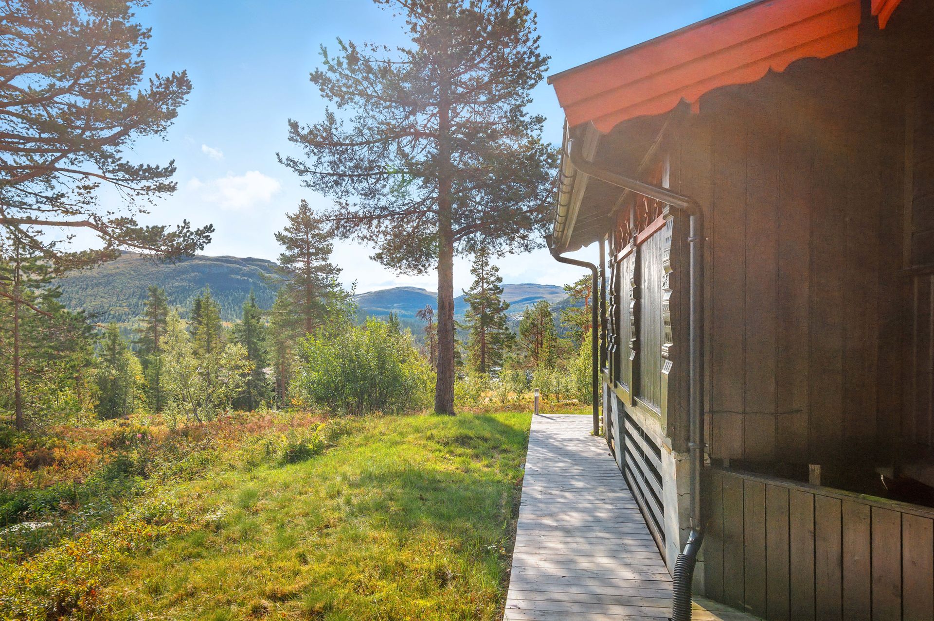 Nydelig utsikt fra hytta til omkringliggende fjell. . Bilde nummer 3 av 3