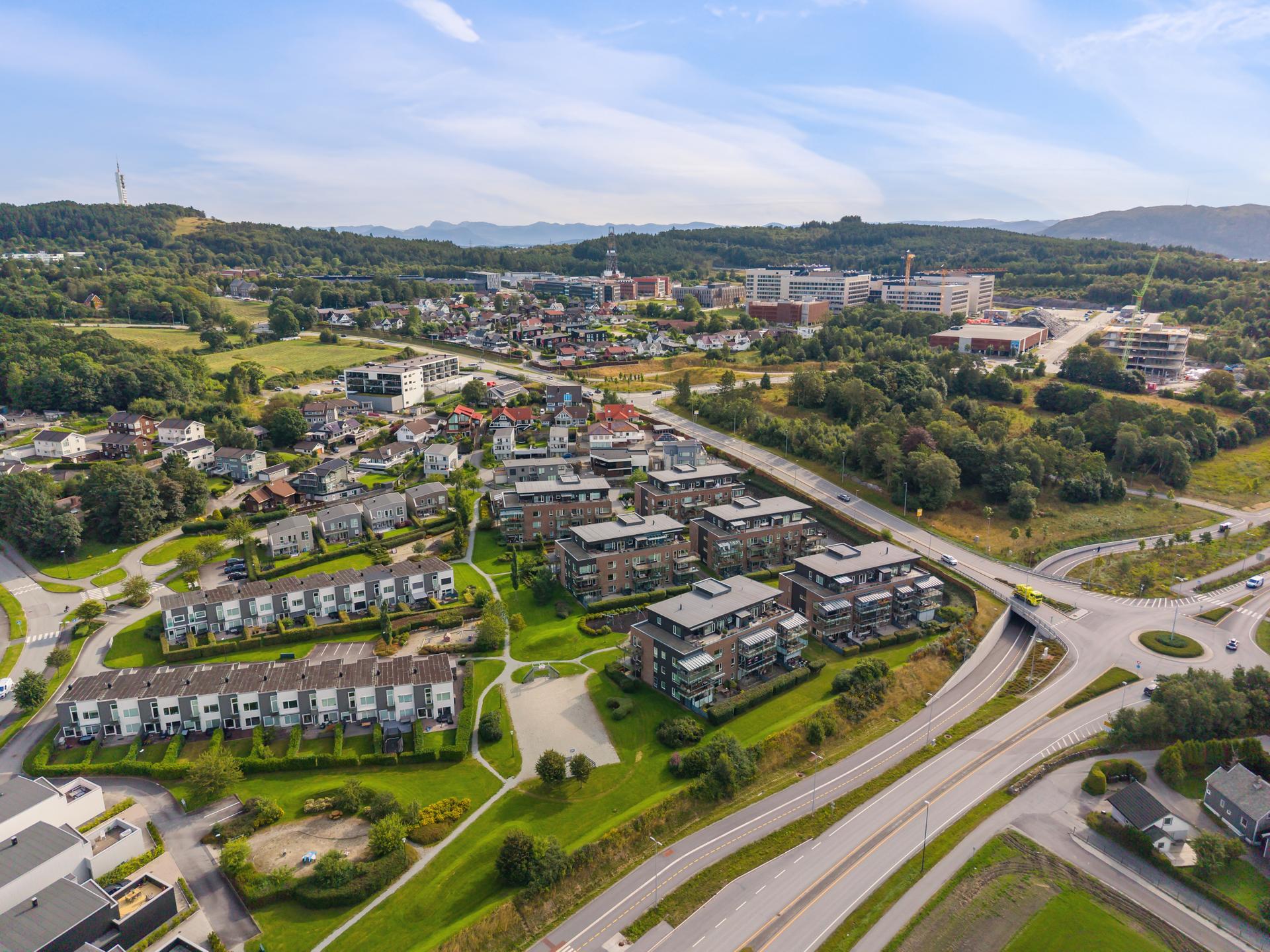 Beliggenheten gir kort gangavstand til UiS og Forskningsparken, samt gode bussforbindelser til Stavanger sentrum og Forus.. Bilde nummer 3 av 3