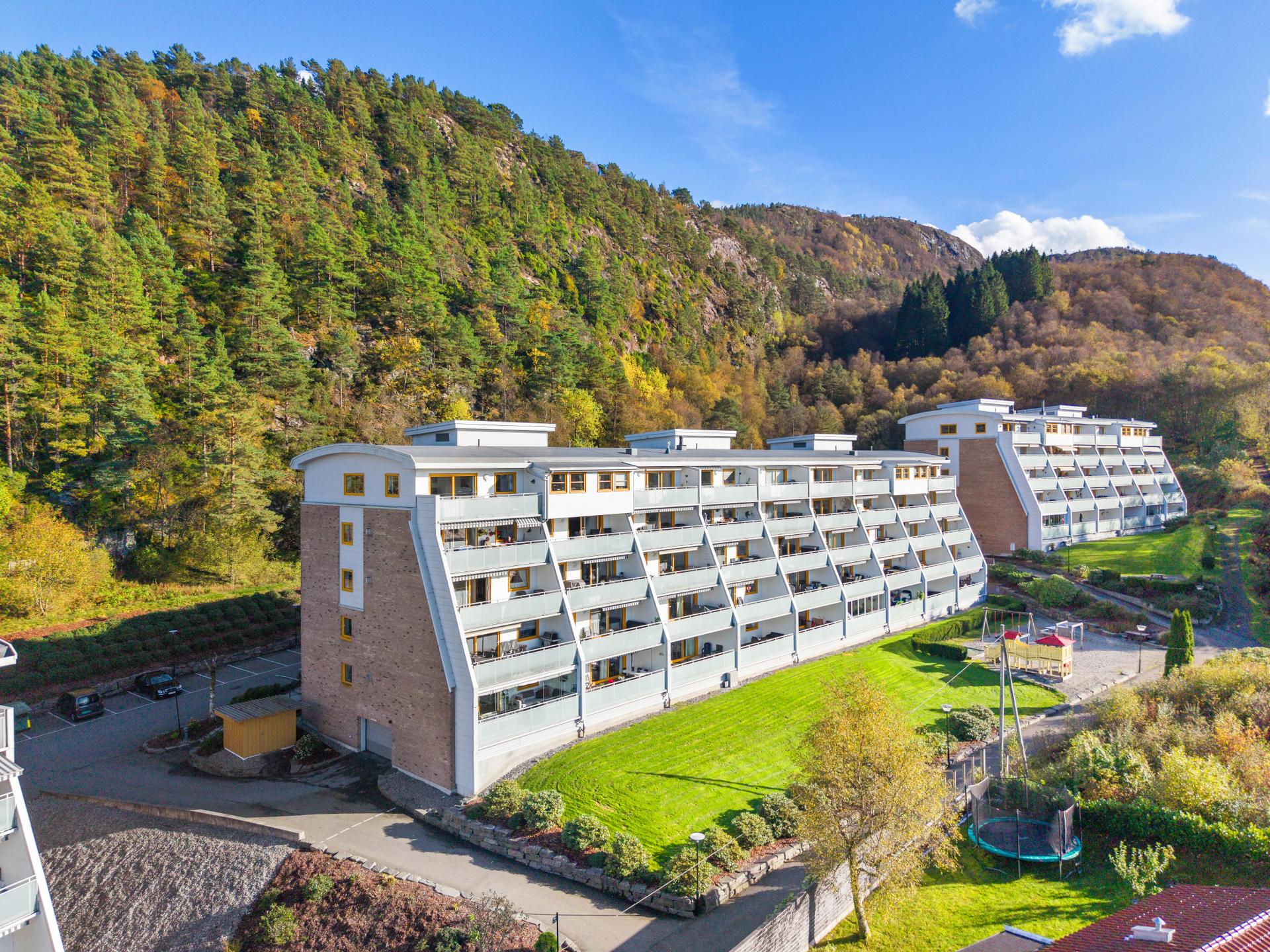 Endeleiligheten ligger i 3. etasje med trappefri adkomst med heis. Medfølgende garasjeplass.. Bilde nummer 2 av 3