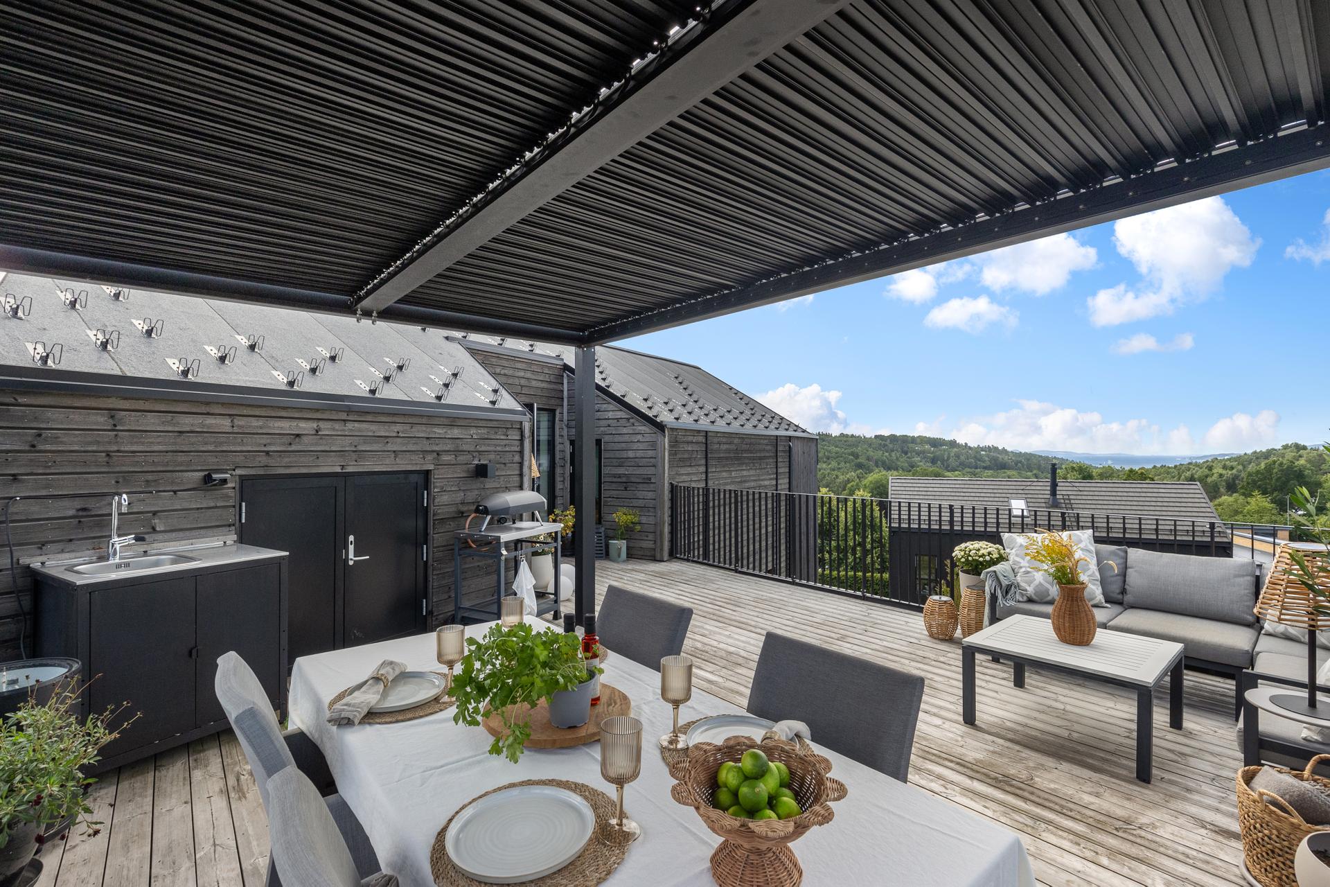 Moderne enebolig fra 2021 med fjordutsikt og stor takterrasse m/utekjøkken. . Bilde nummer 3 av 3